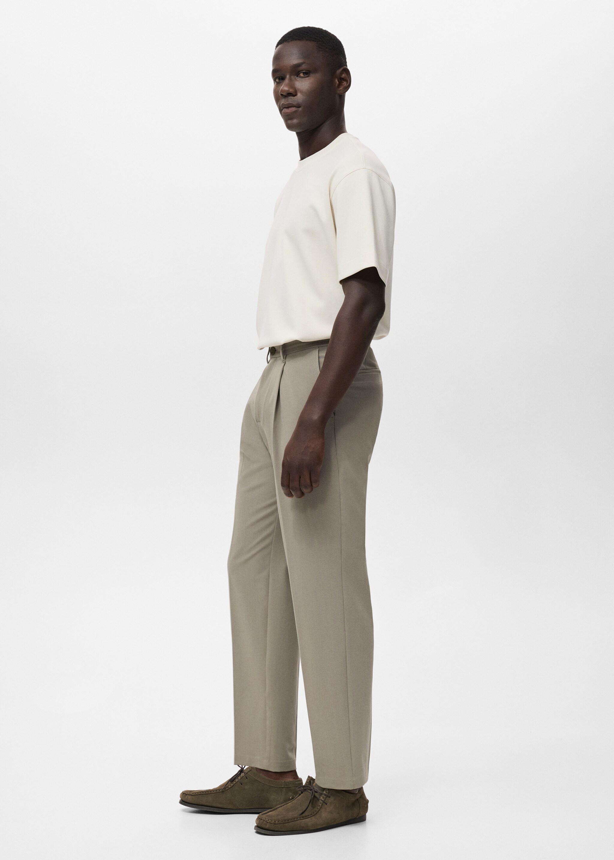 Fluid straight-leg trousers with pleats - Details of the article 2, Mink Grey. Ref: 17055146-00.