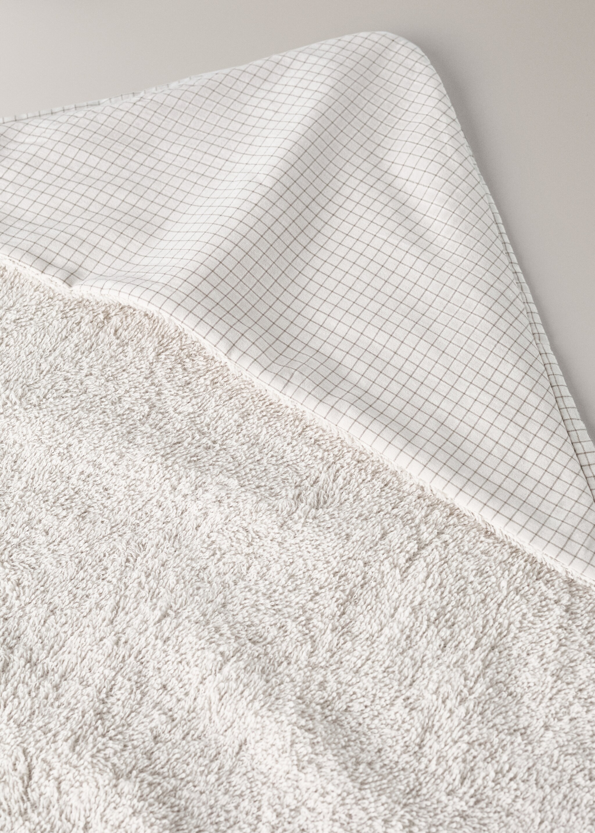 Children's bath towel, cotton with checkered detail - Details of the article 1, Medium Brown. Ref: 17055168-00.