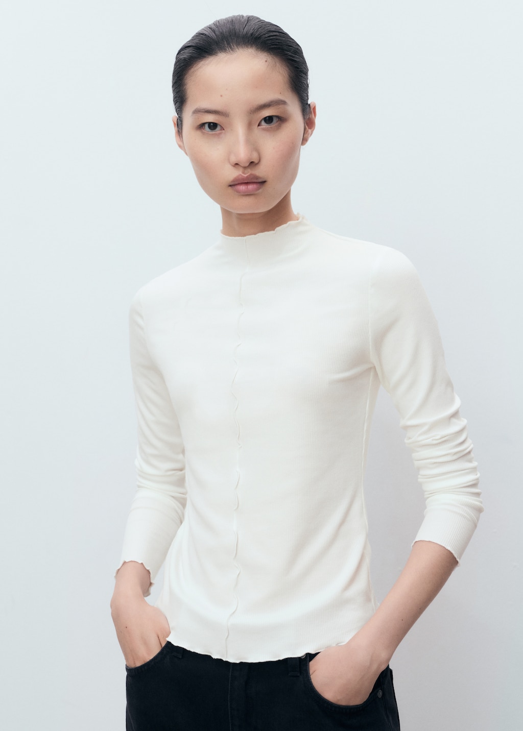 Ribbed t-shirt with scalloped trim