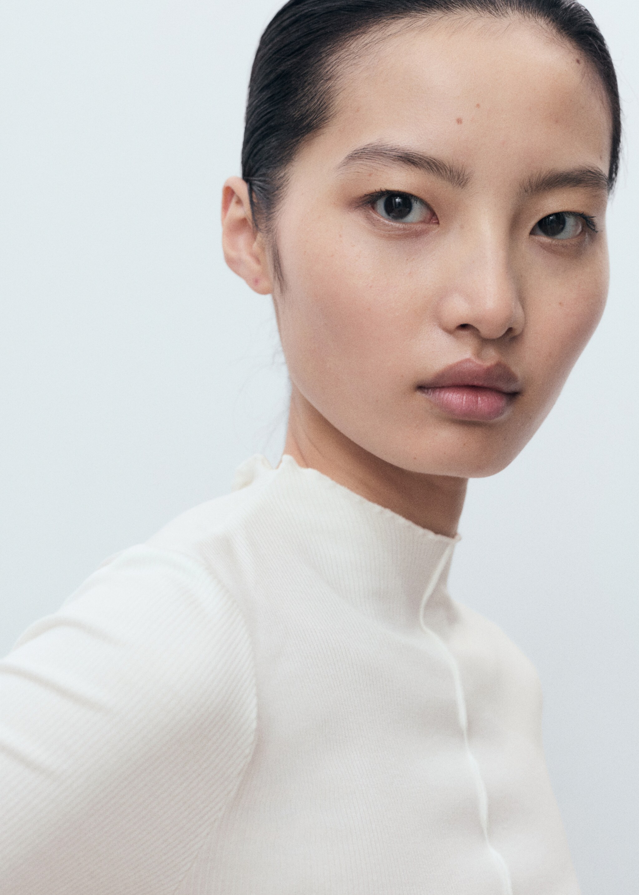 Ribbed T-shirt with scalloped finishes - Details of the article 1, White. Ref: 17055798-00.