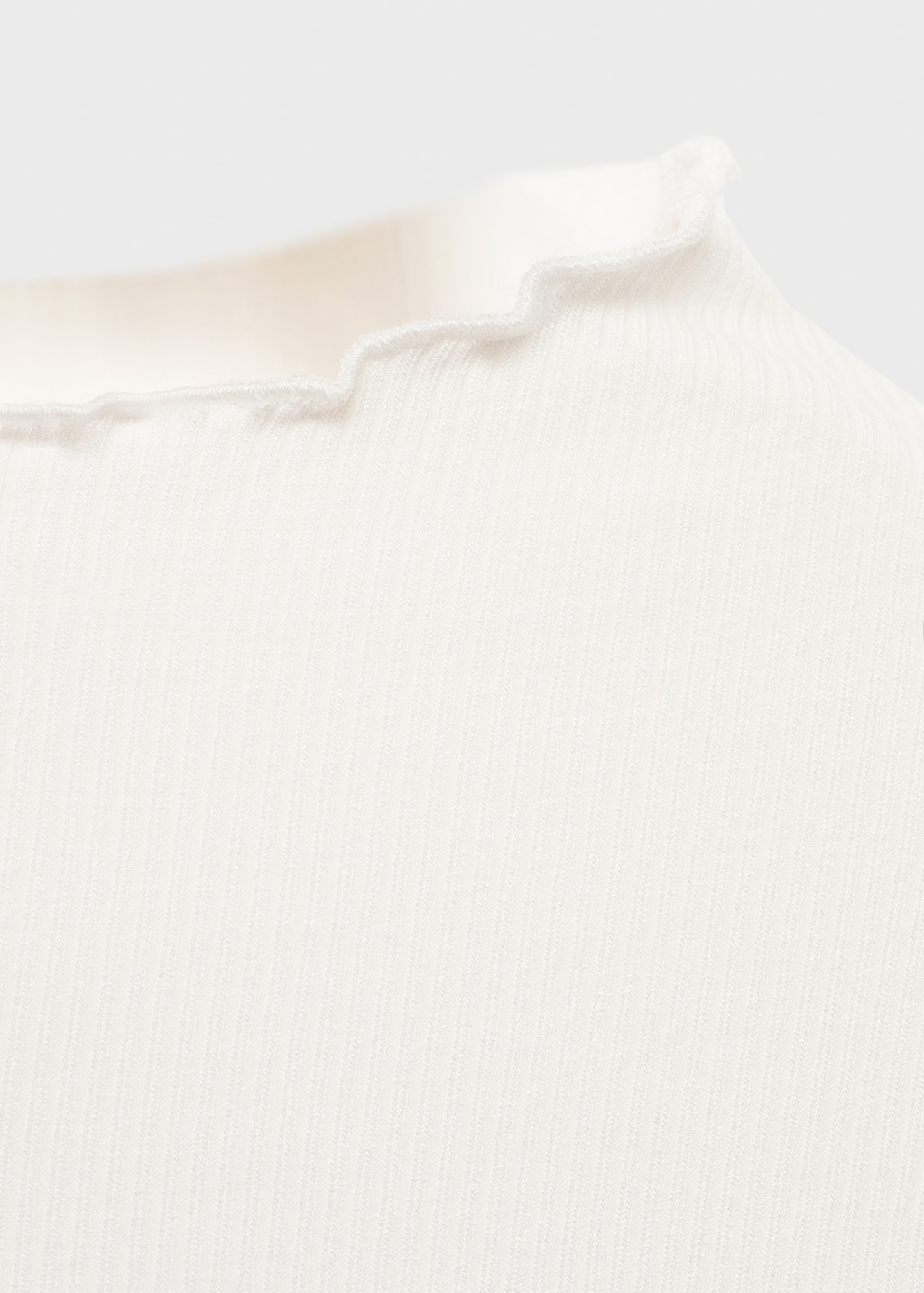 Ribbed t-shirt with scalloped trim