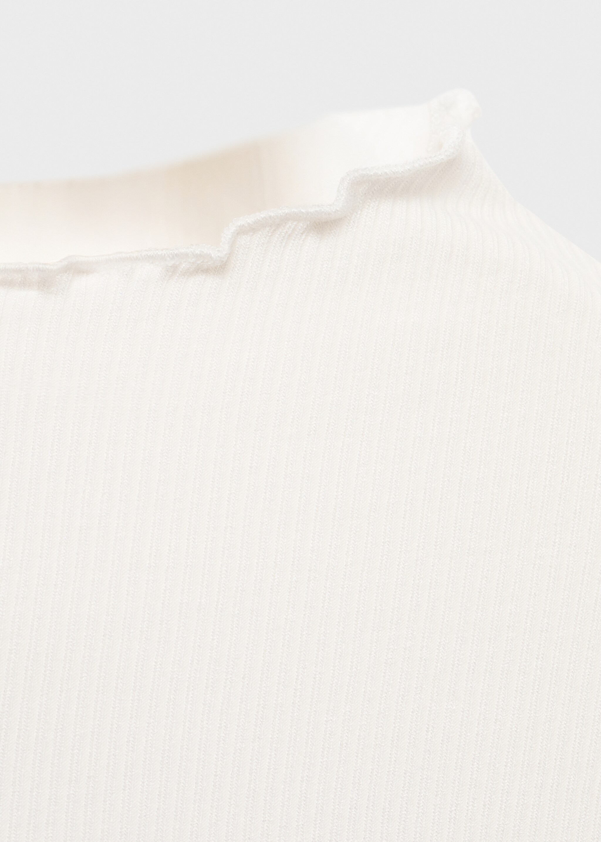 Ribbed T-shirt with scalloped finishes - Details of the article 8, White. Ref: 17055798-00.