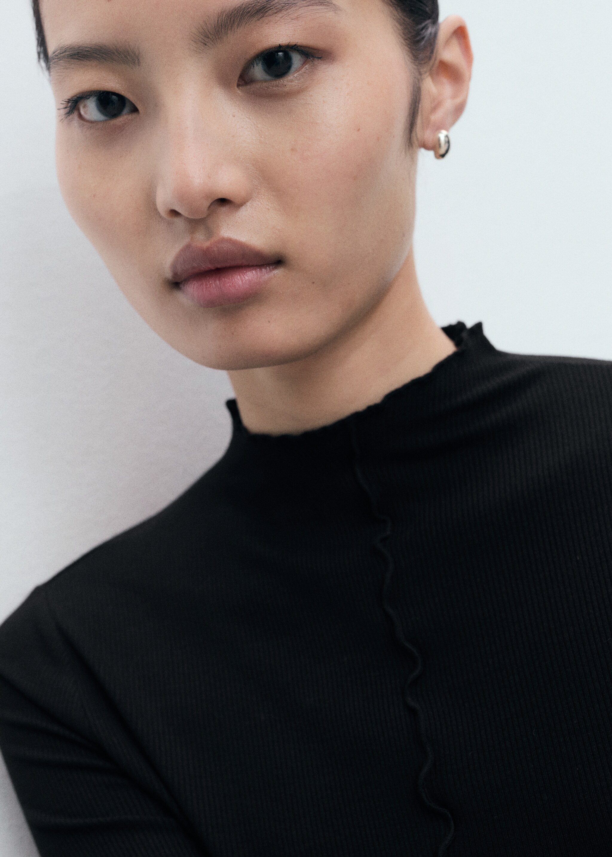 Ribbed T-shirt with scalloped finishes - Details of the article 1, Black. Ref: 17055798-00.