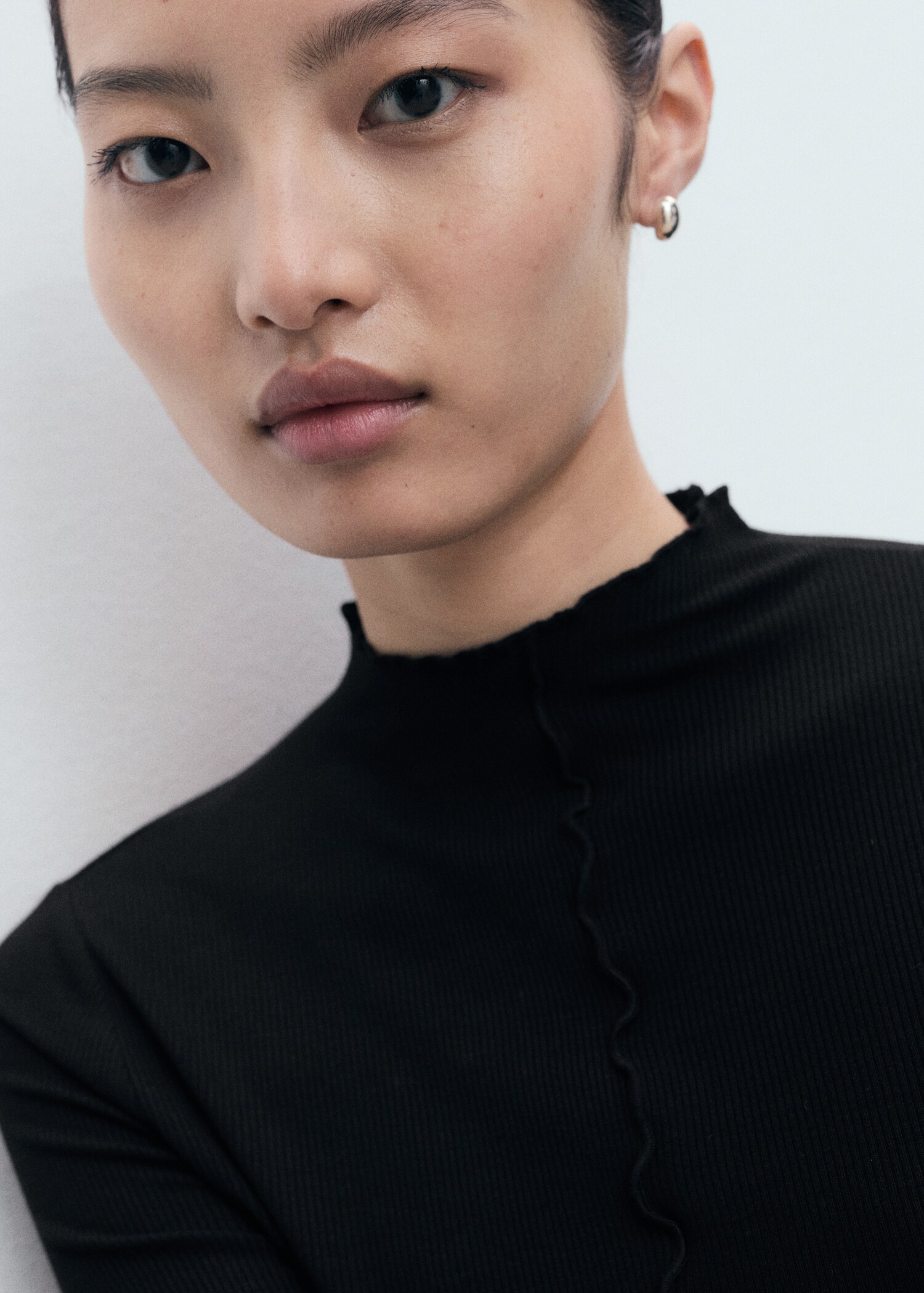 Ribbed T-shirt with scalloped finishes - Details of the article 1