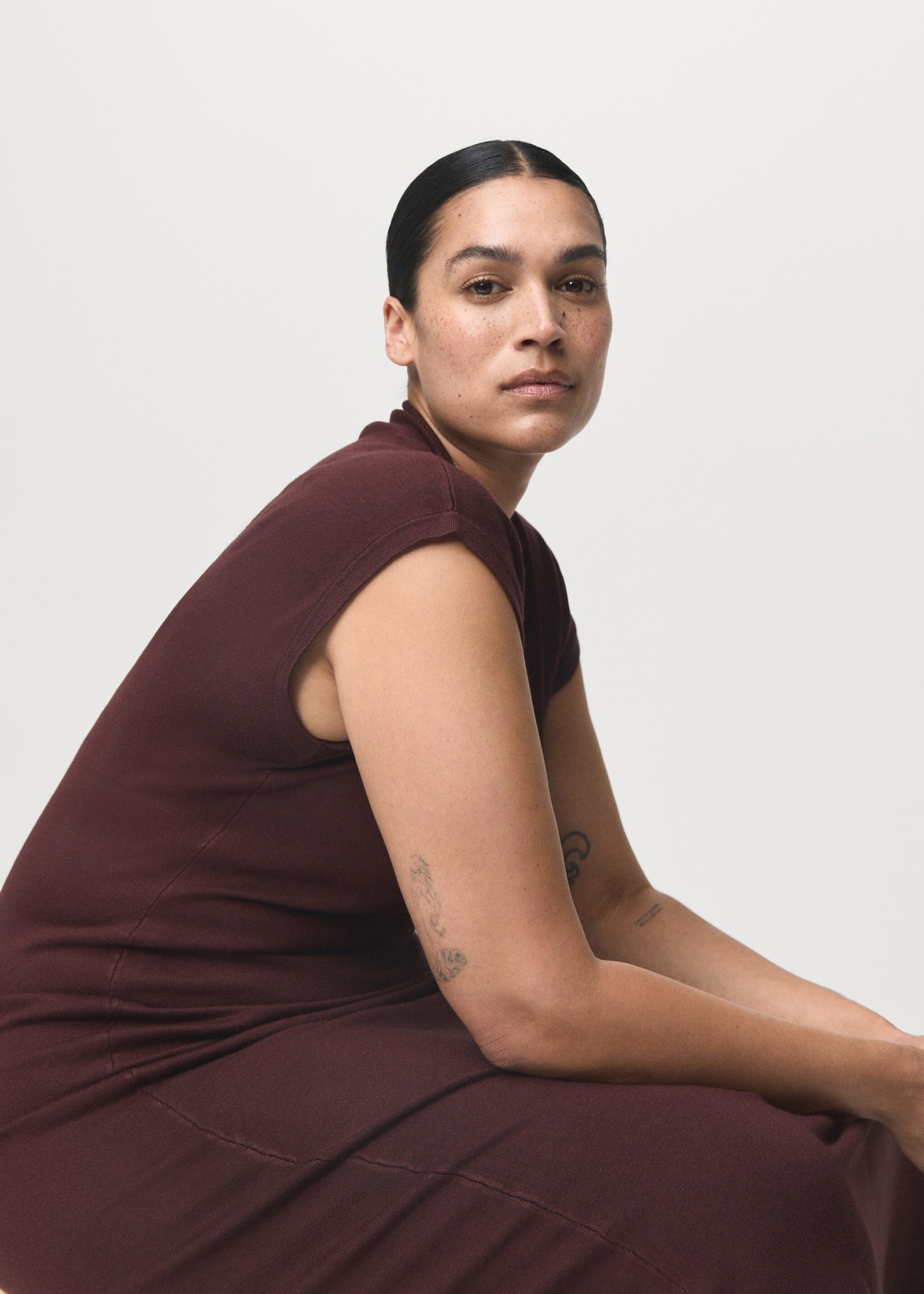 Perkins-neck knitted dress - Details of the article 4, Maroon. Ref: 17055799-00.