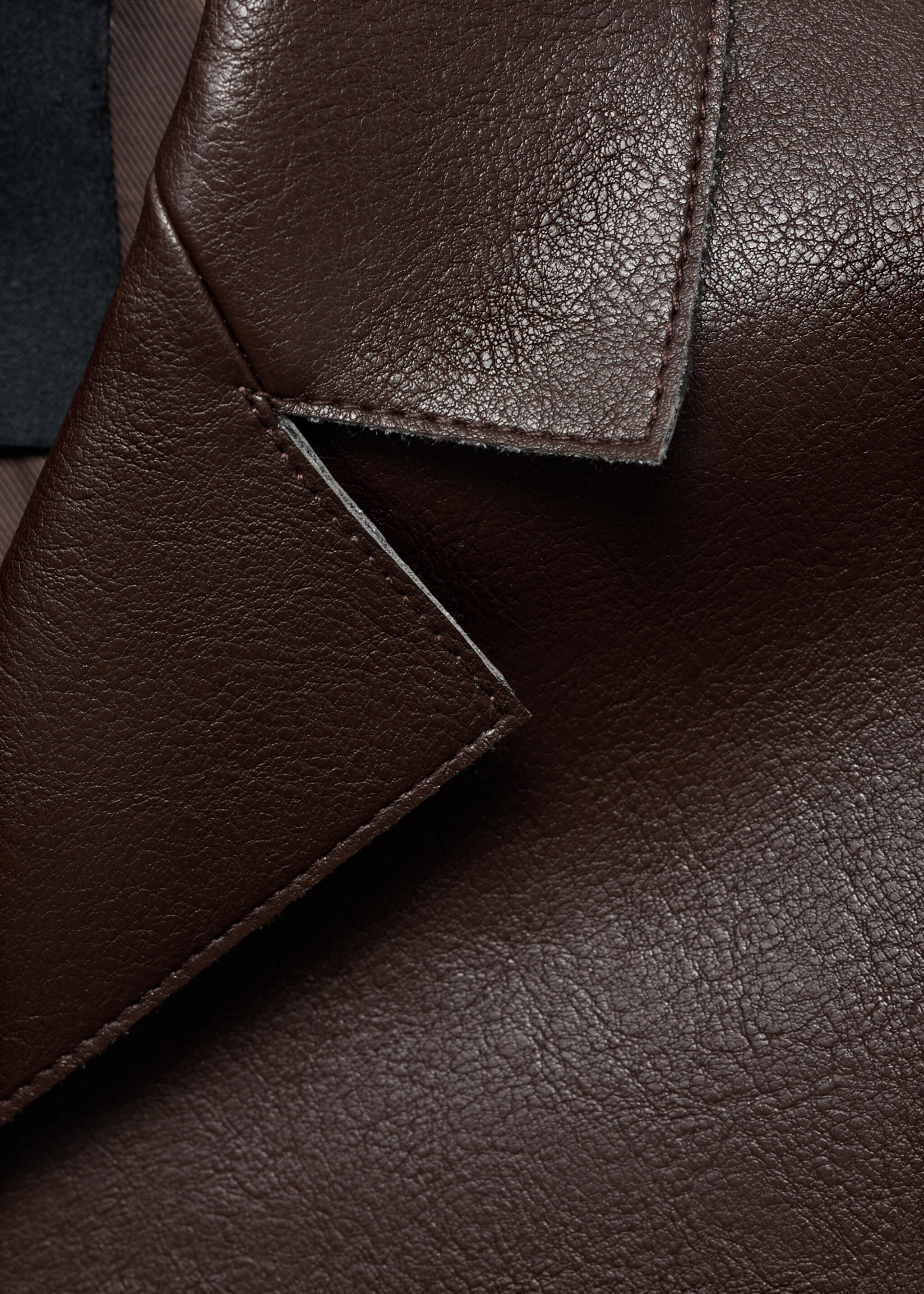 Chaqueta efecto piel bolsillos - Detalle del artículo 8, Chocolate. Ref: 17055802-00.
