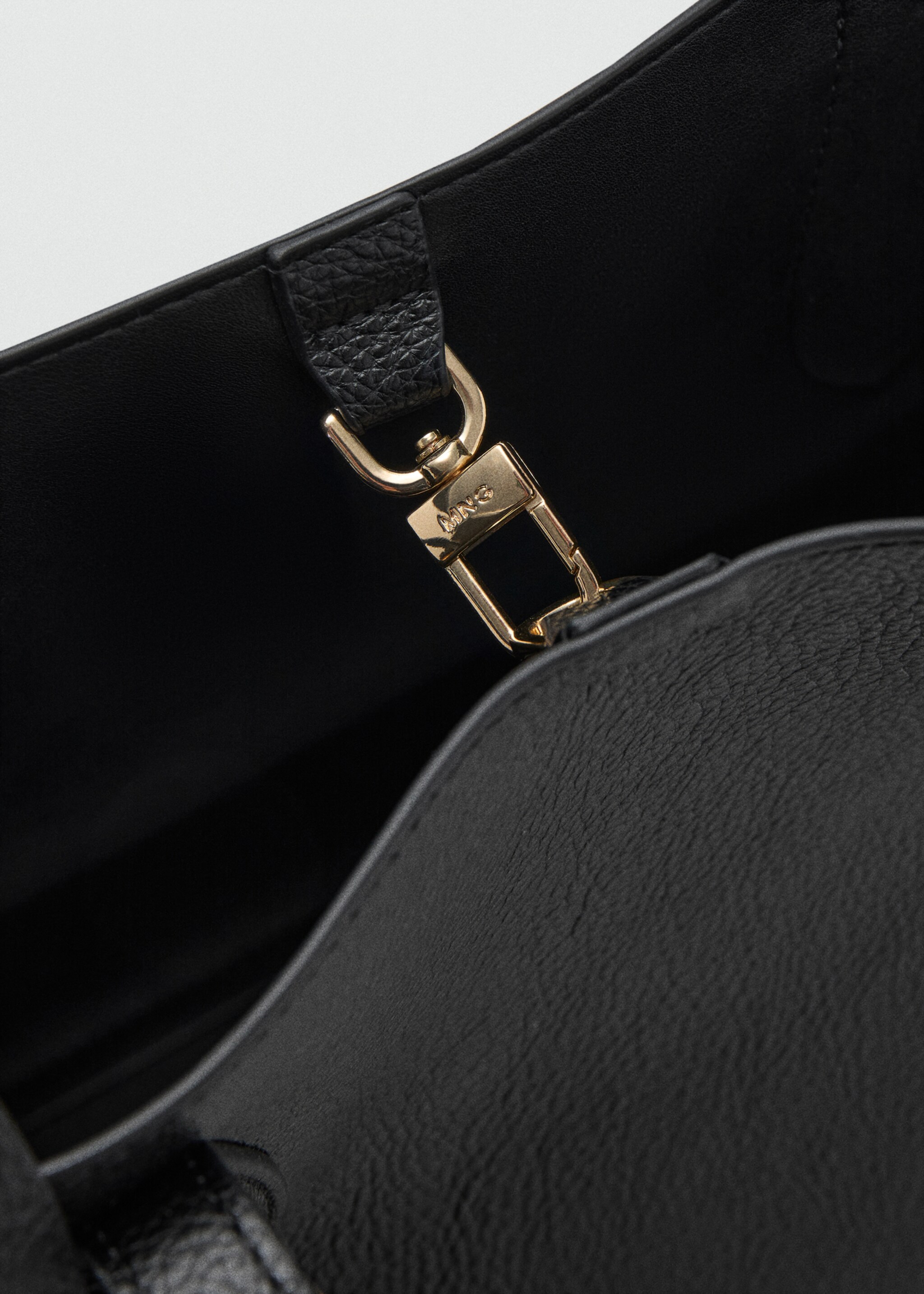 Small bag with pebbled leather effect - Details of the article 3, Black. Ref: 17055816-00.