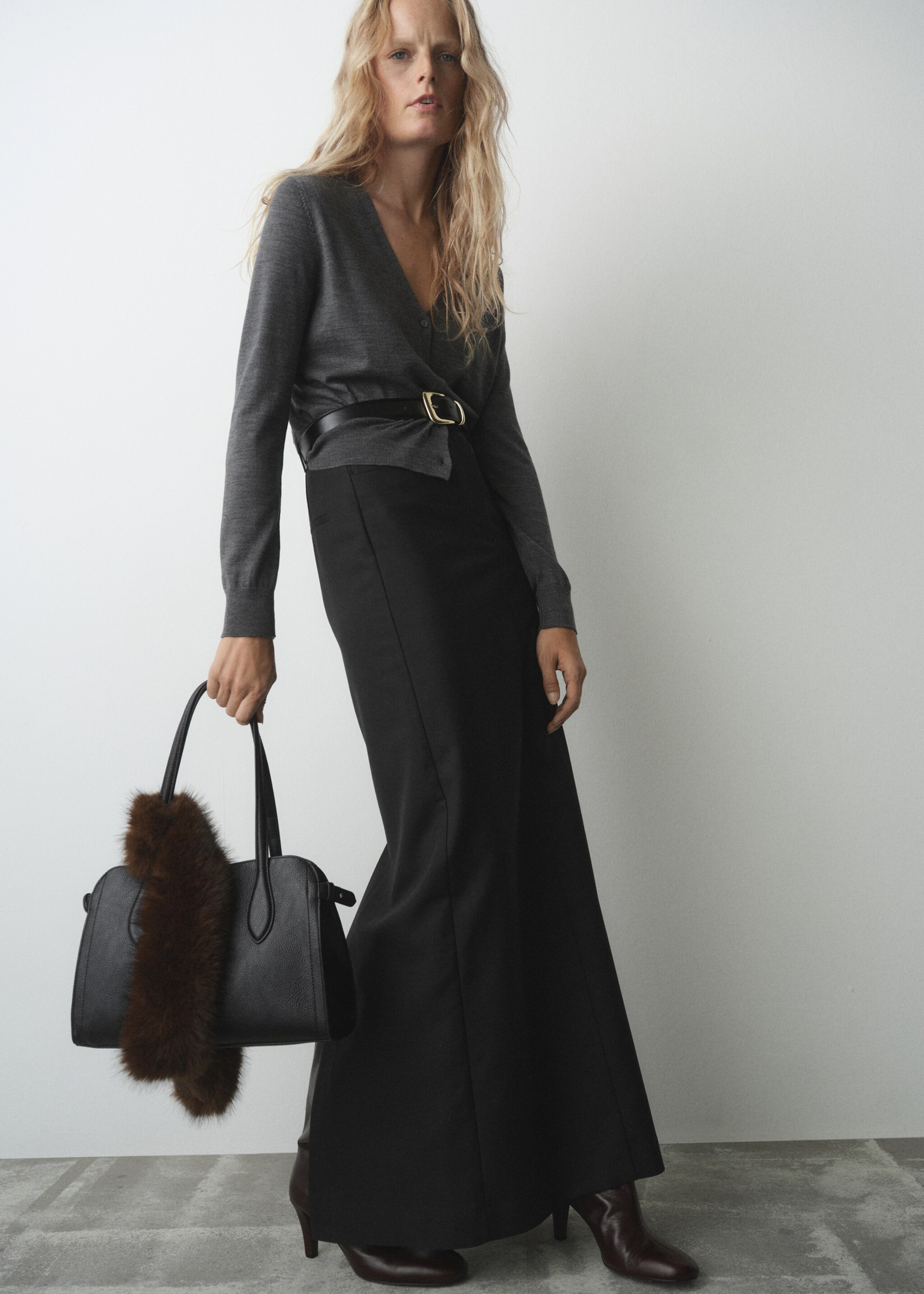Small bag with pebbled leather effect - Details of the article 9, Black. Ref: 17055816-00.