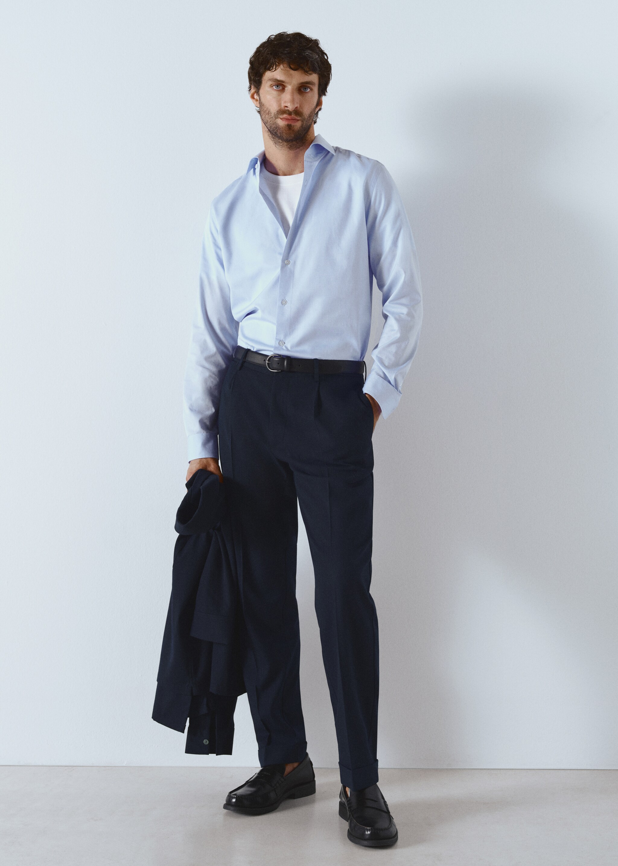 Regular-fit pleated trousers - Details of the article 3, Navy. Ref: 17055968-00.