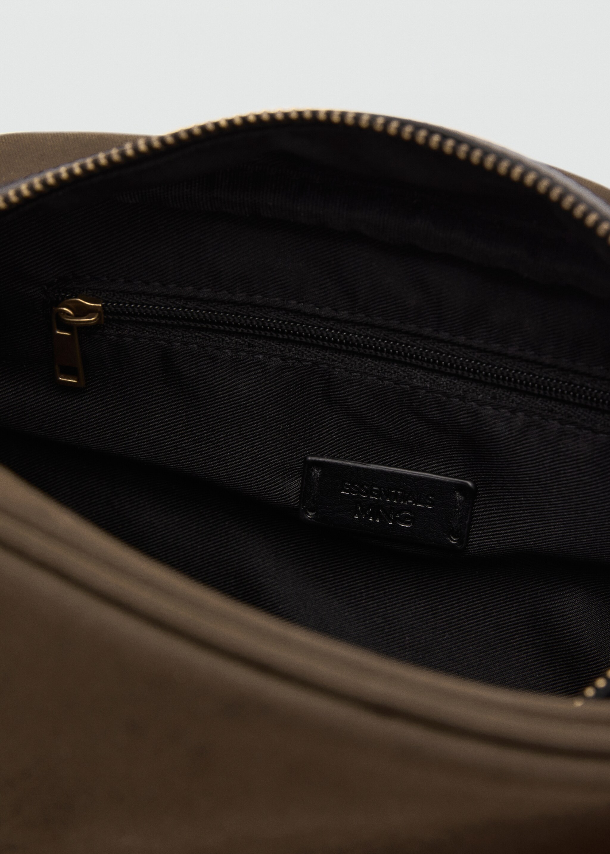 Sac cosmétique cuir à zip - Détail de l'article 2, Kaki. Ref: 17055981-00.