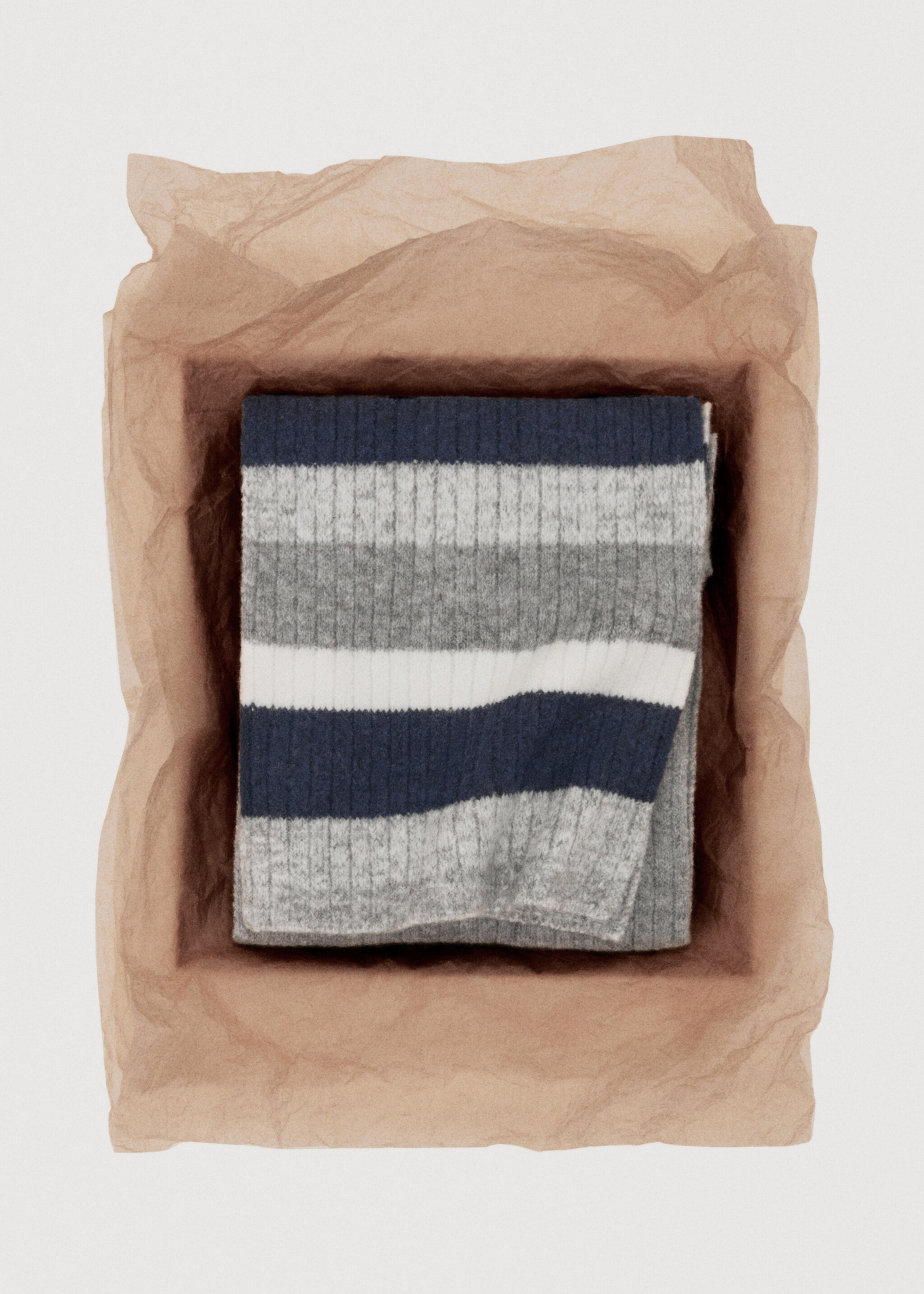 Gestreifter Strickschal - Detail des Artikels 7, Grau. Ref: 17055984-00.