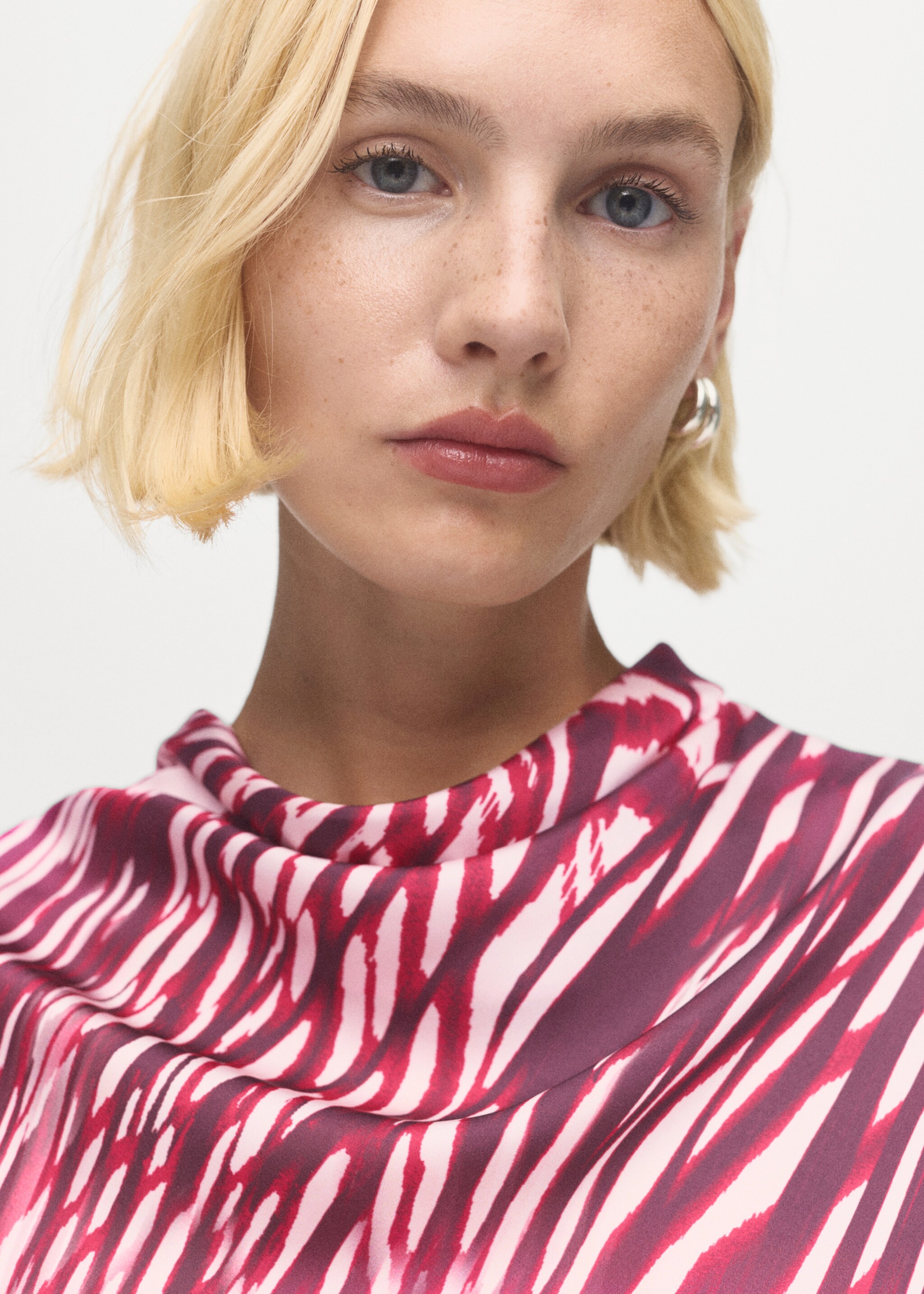 Satijnen blouse met gedrapeerde hals - Detail van het artikel 1, Fuchsia. Ref: 17056000-00.