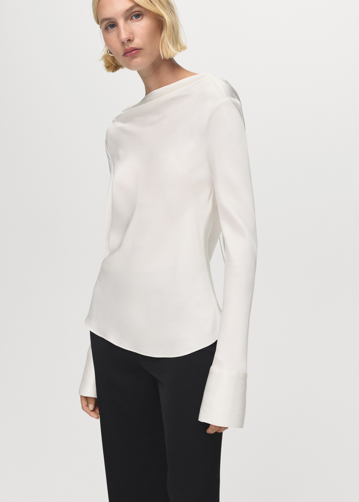 Satin blouse with bow on the back - Medium plane