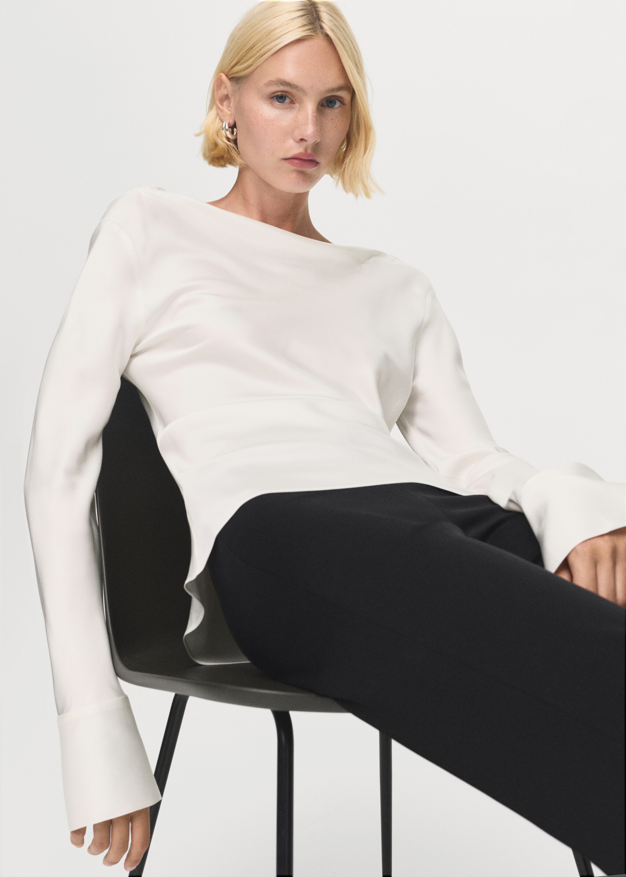 Satin blouse with bow on the back - Details of the article 2, Ecru. Ref: 17056001-00.