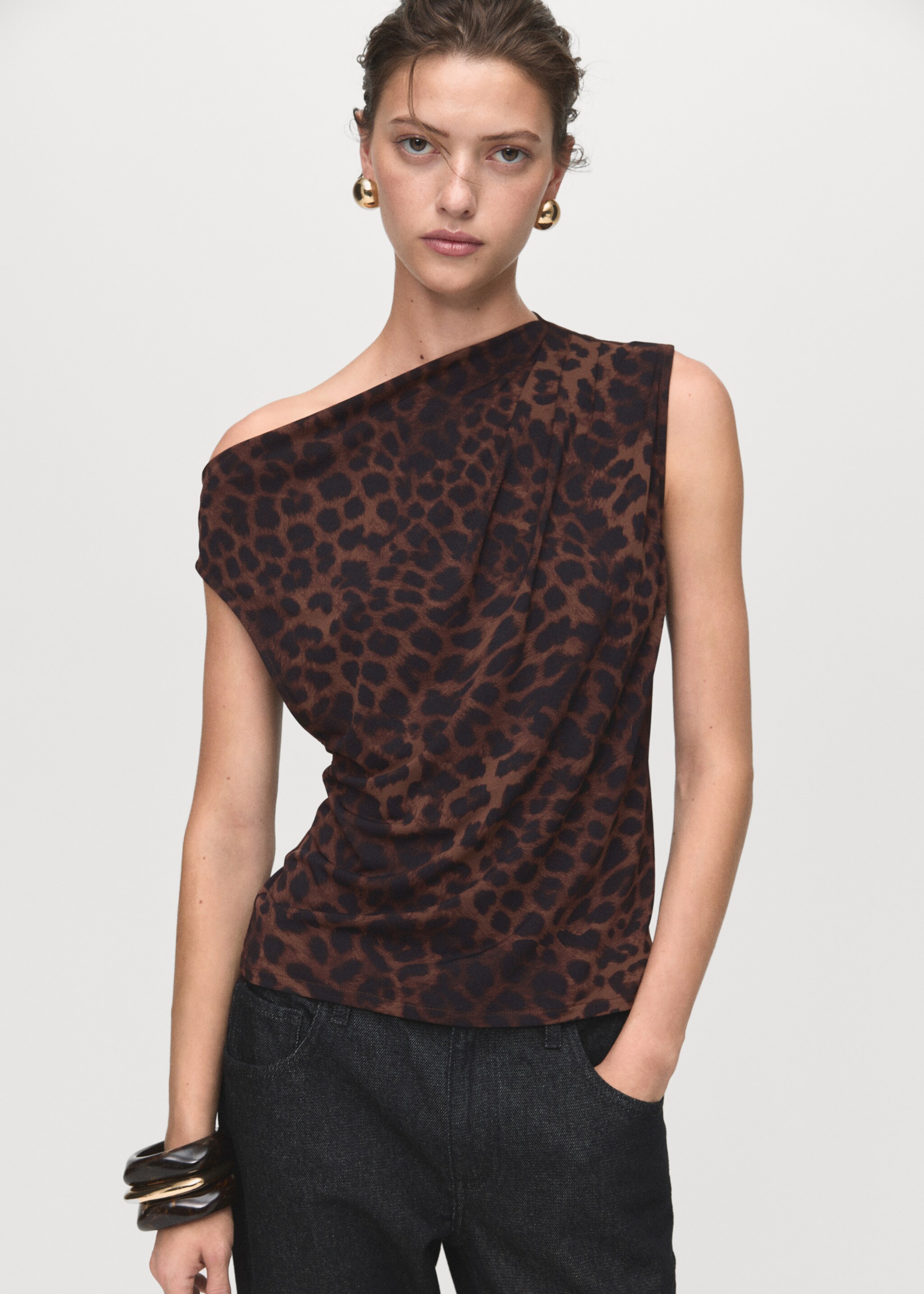 Top leopardo cuello asimétrico - Plano medio, Marrón. Ref: 17056003-00.
