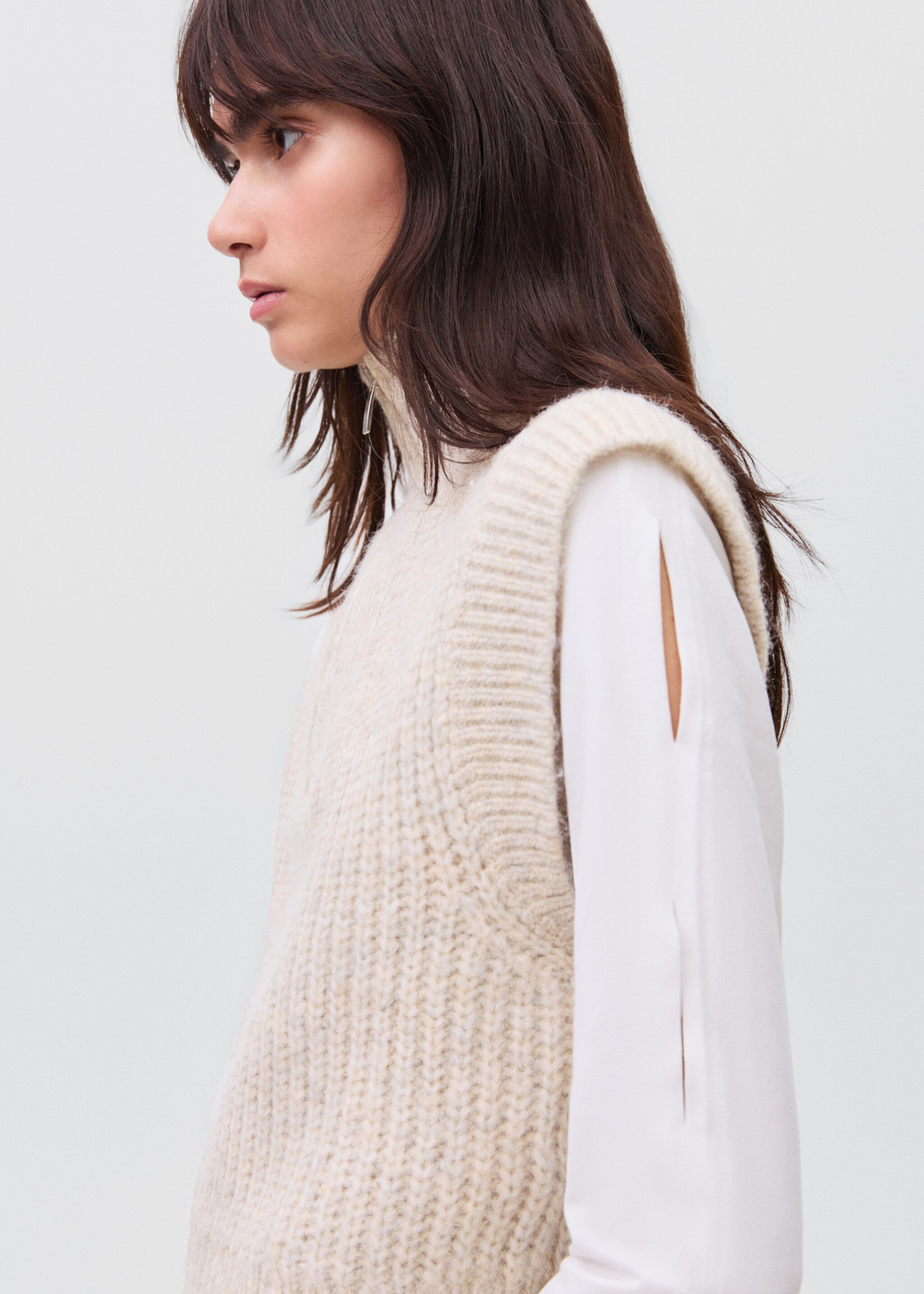 Perkins-neck knitted waistcoat - Details of the article 1, Beige. Ref: 17056329-00.