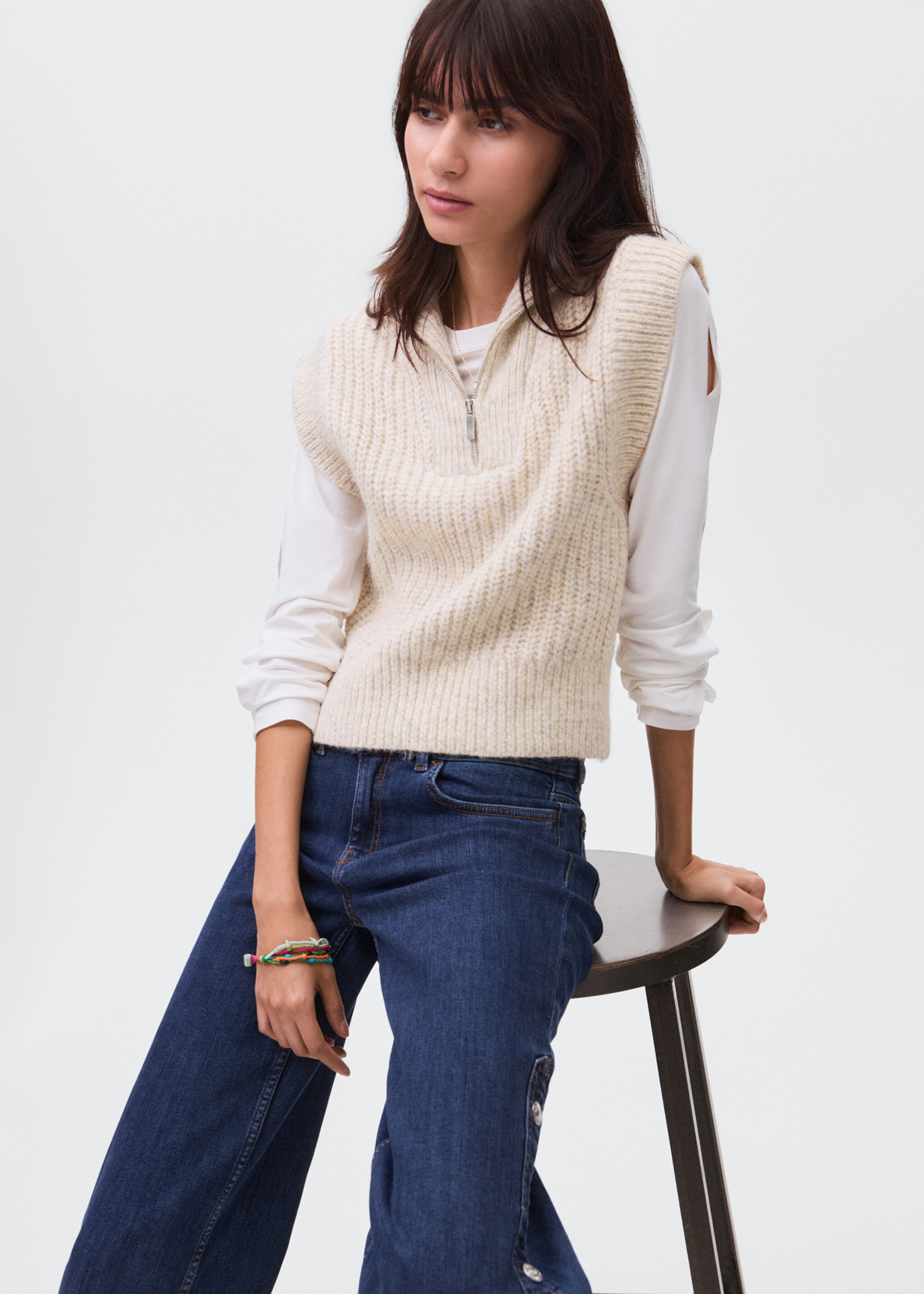 Perkins-neck knitted waistcoat - Details of the article 2, Beige. Ref: 17056329-00.