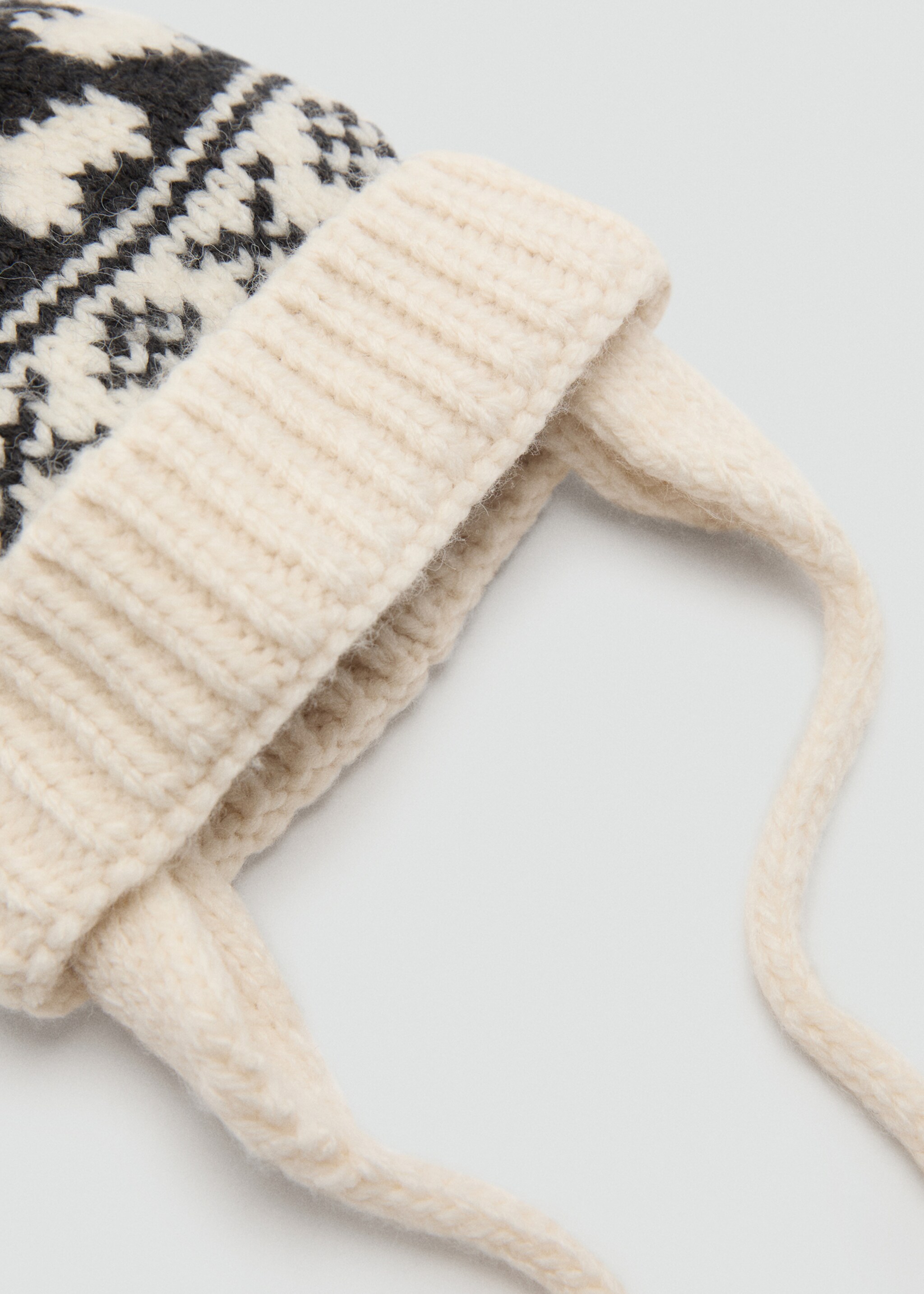 Knitted pom-pom hat - Orta plan, Kum Beji. Ref: 17056347-00.