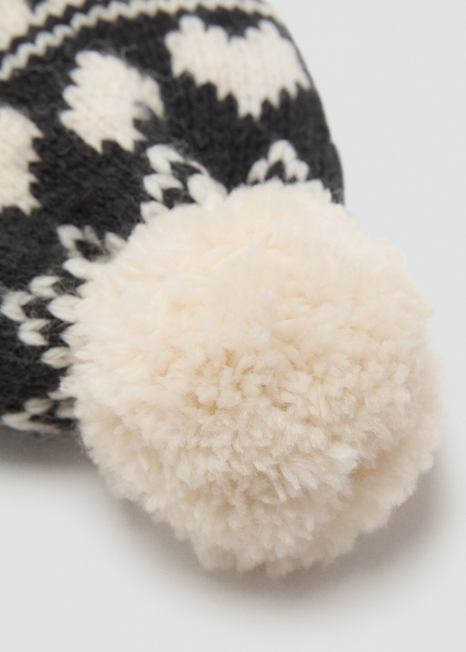 Knitted pom-pom hat - Details of the article 1