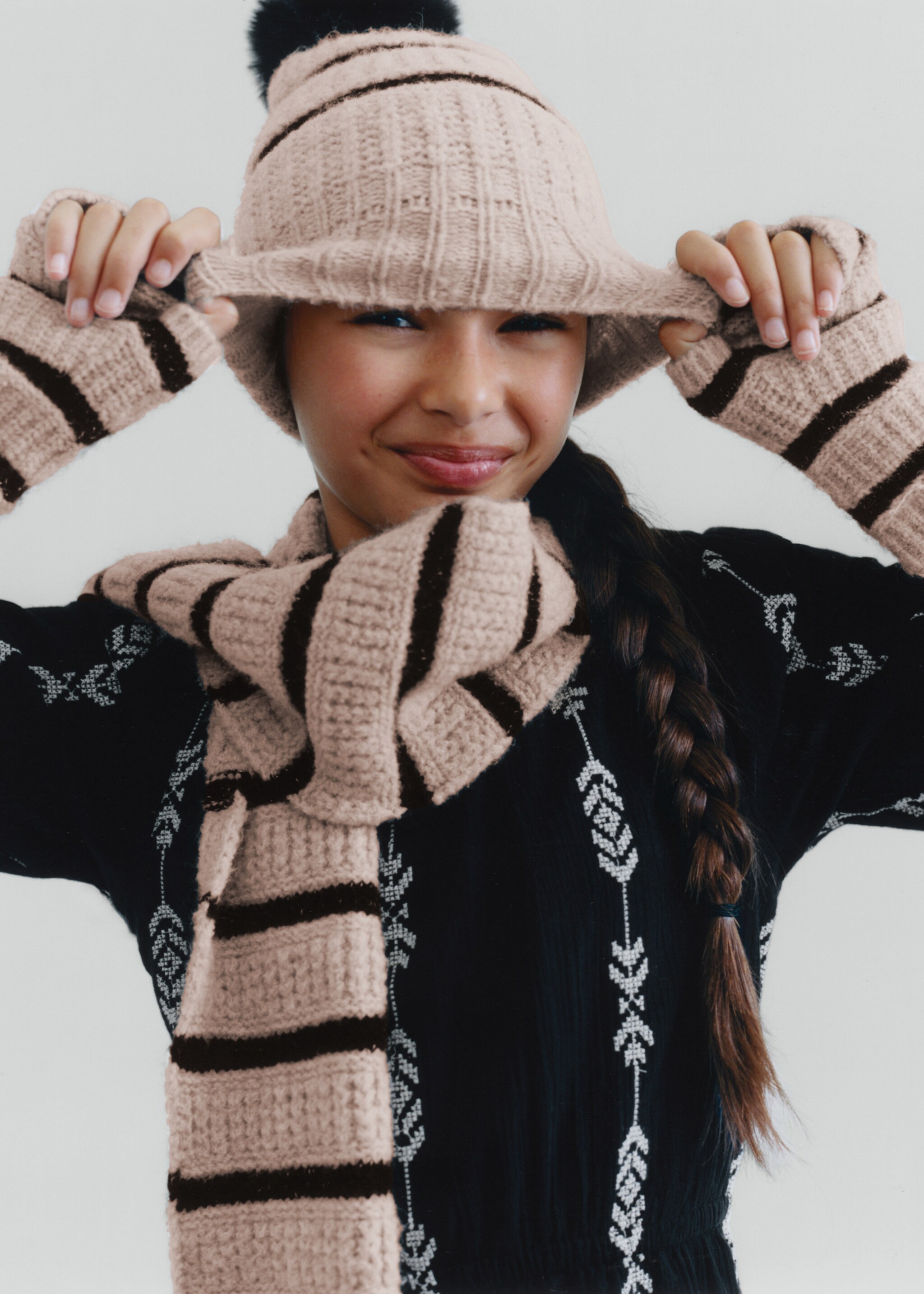 Striped knit gloves - Details of the article 5, Sand. Ref: 17056348-00.