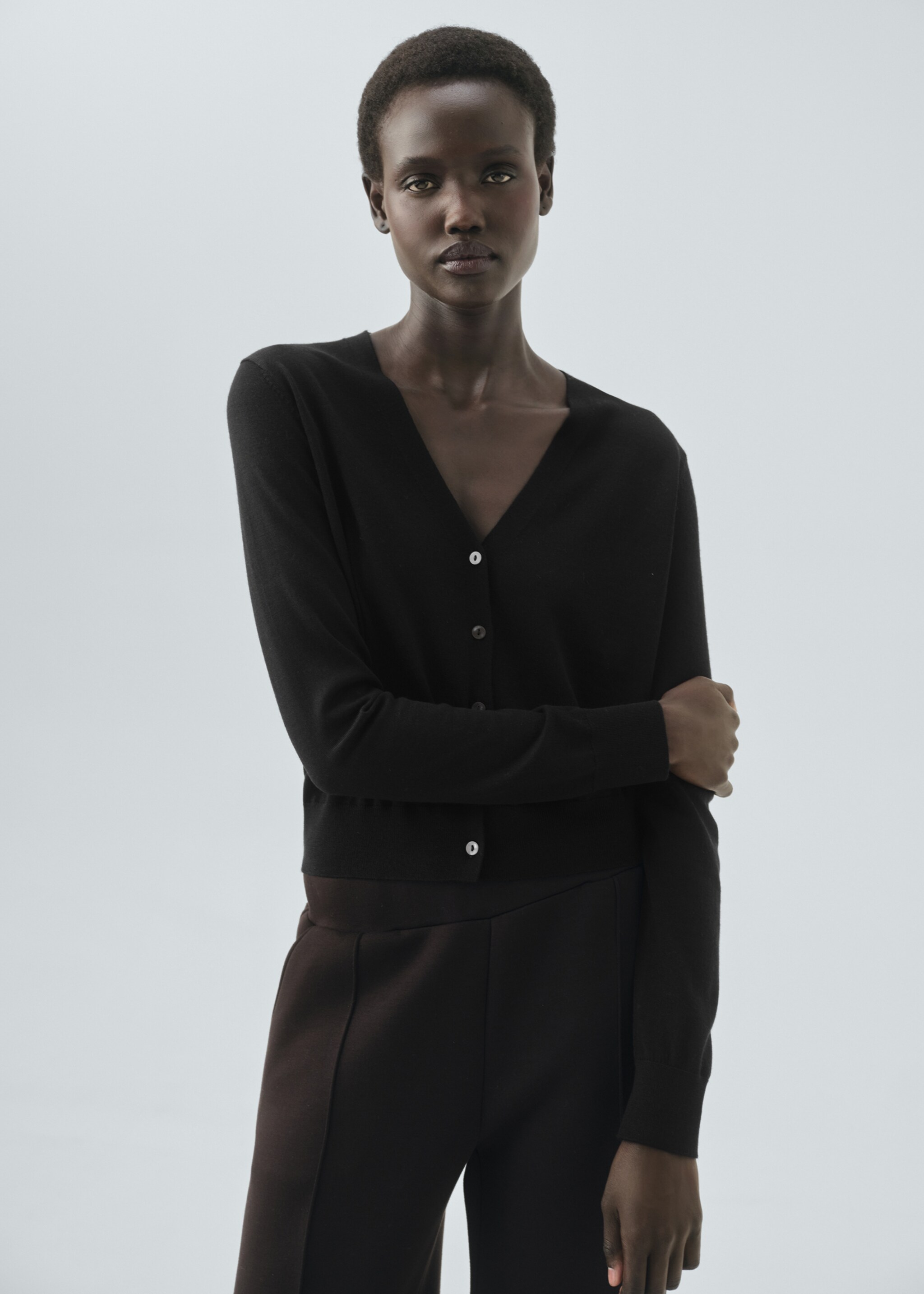 100% wool V-neck cardigan - Medium plane, Black. Ref: 17056353-00.