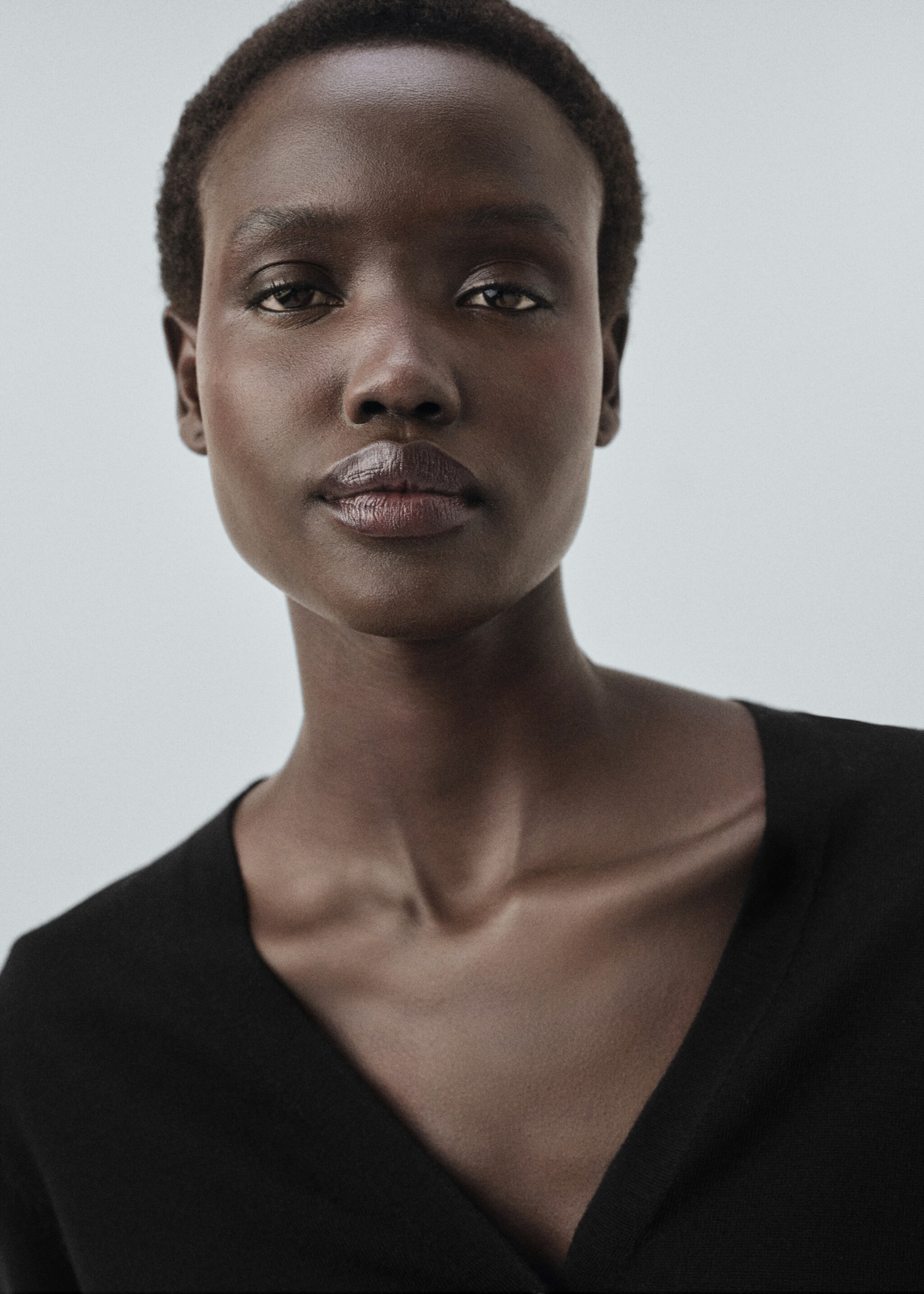 100% wool V-neck cardigan - Details of the article 1, Black. Ref: 17056353-00.