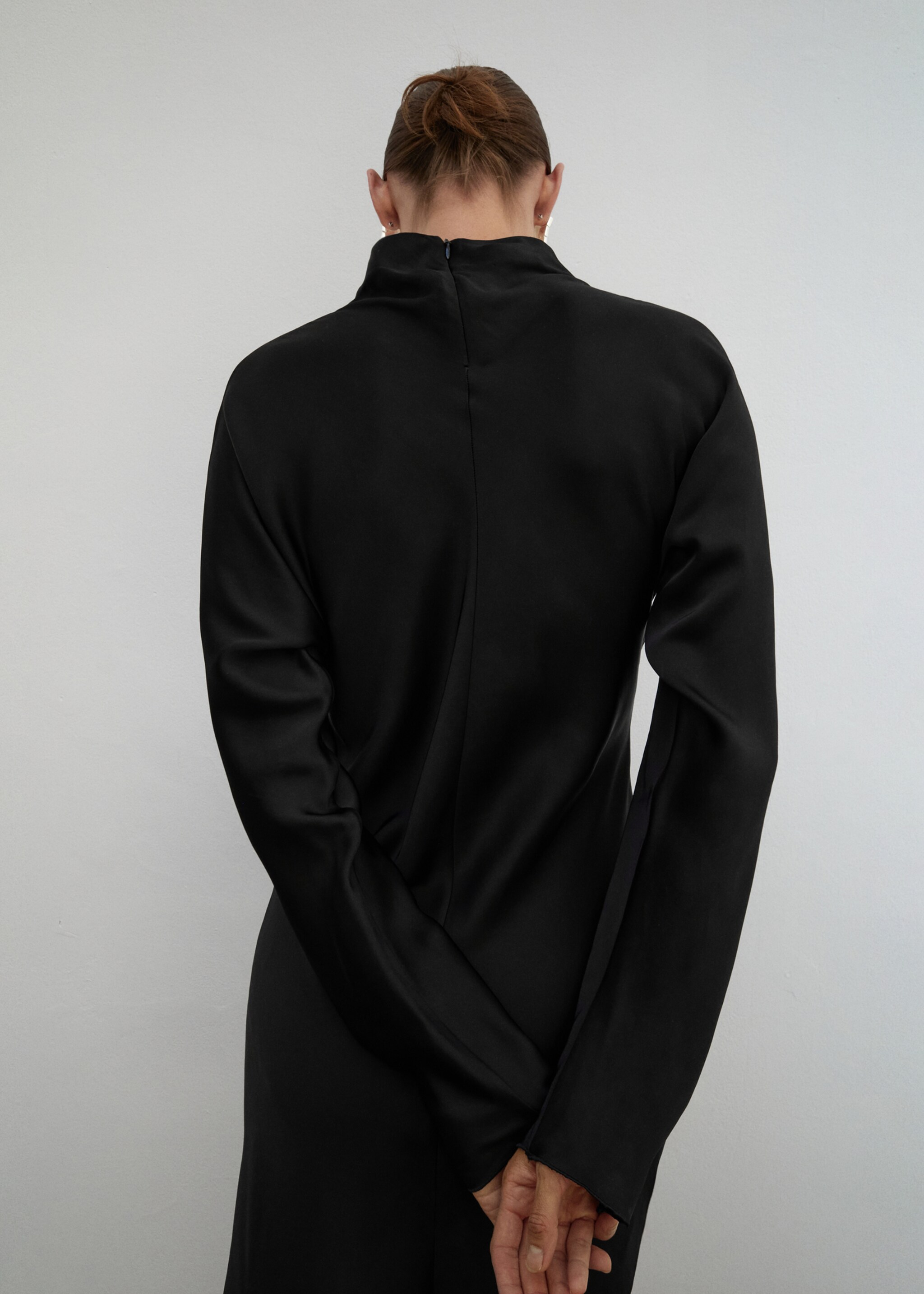 Asymmetrical satin-finish dress with asymmetrical hem - Reverse of the article, Black. Ref: 17056355-00.