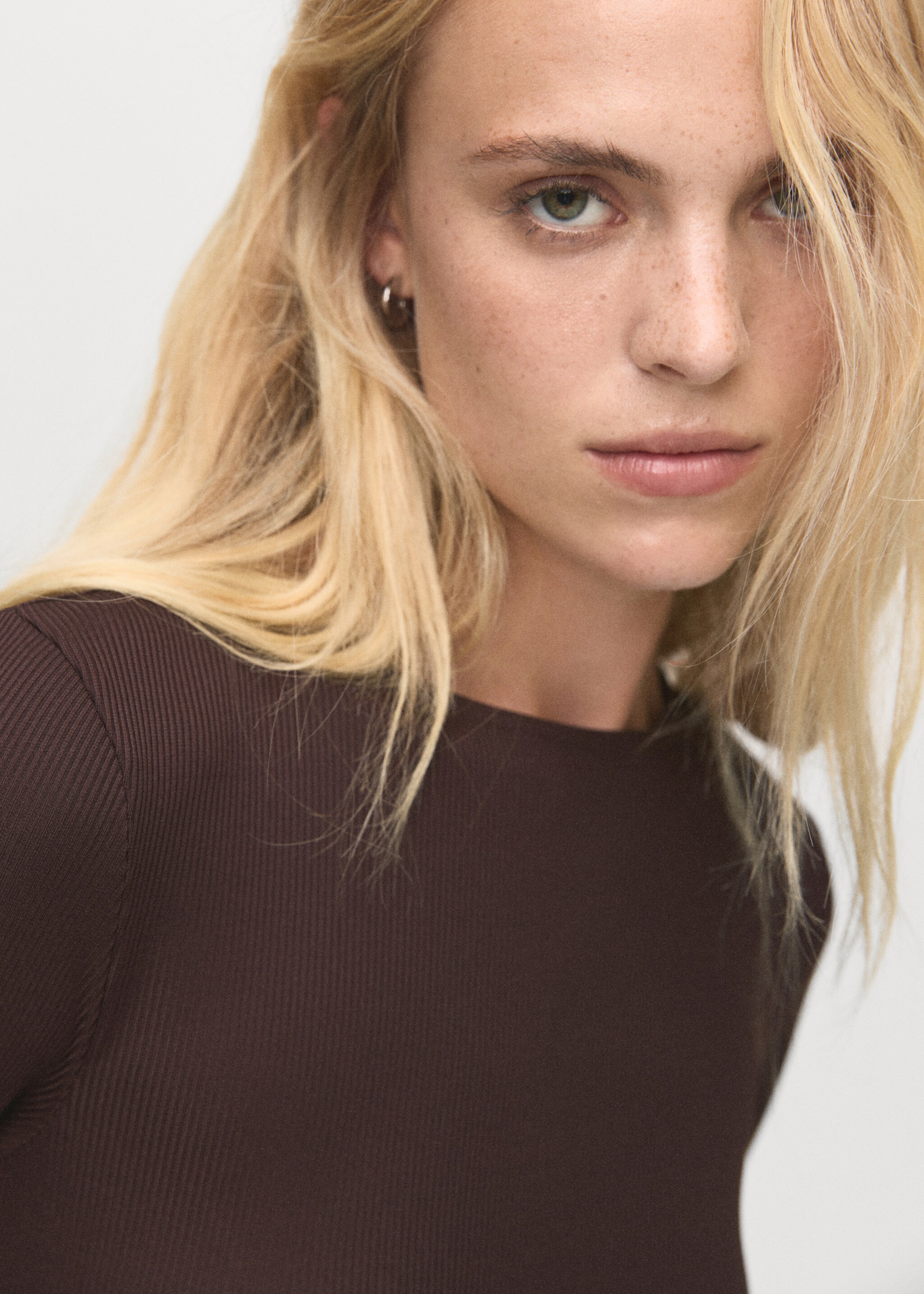 Pleated dress with belt - Details of the article 6, Chocolate. Ref: 17056729-00.