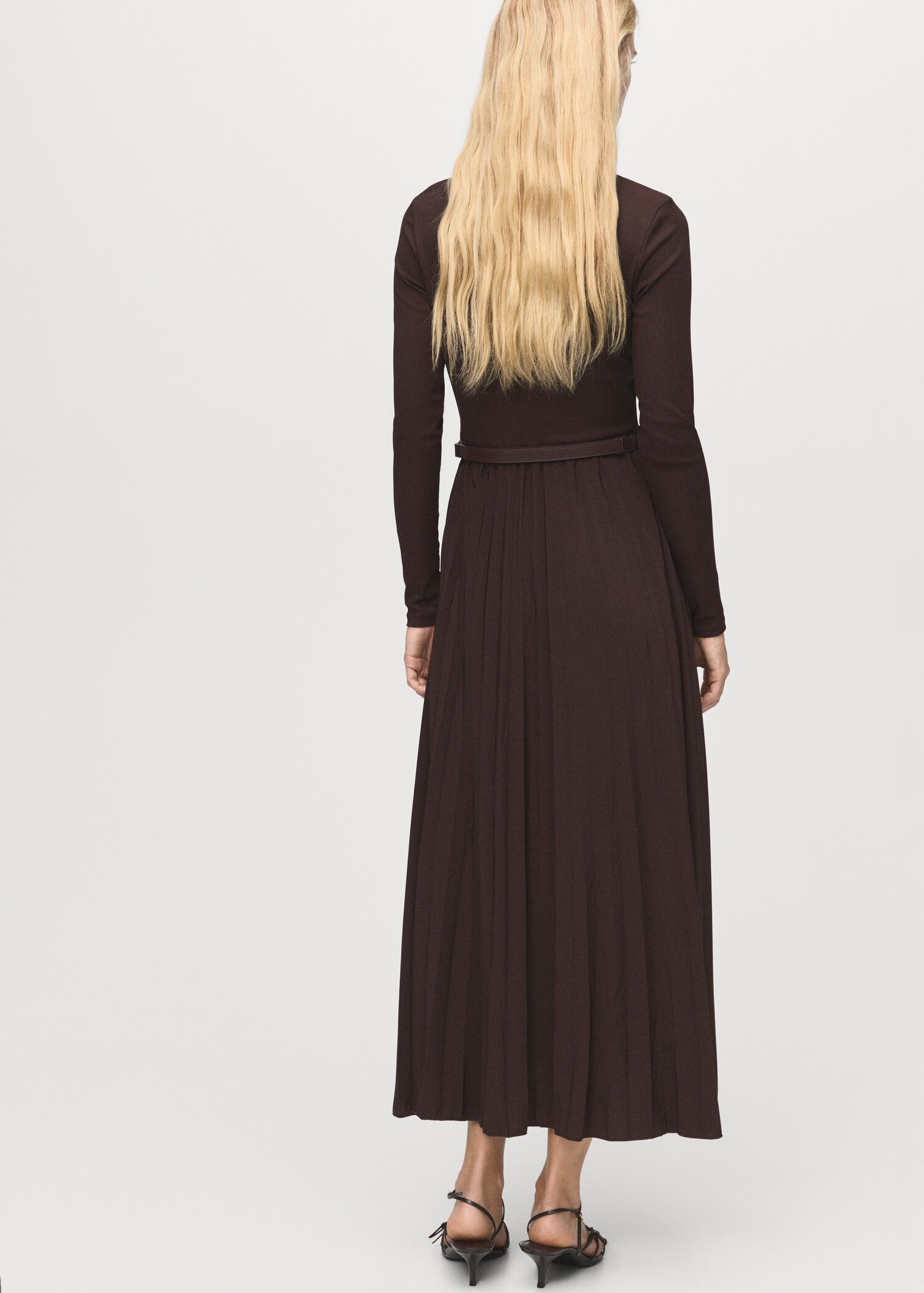 Pleated dress with belt - Reverse of the article