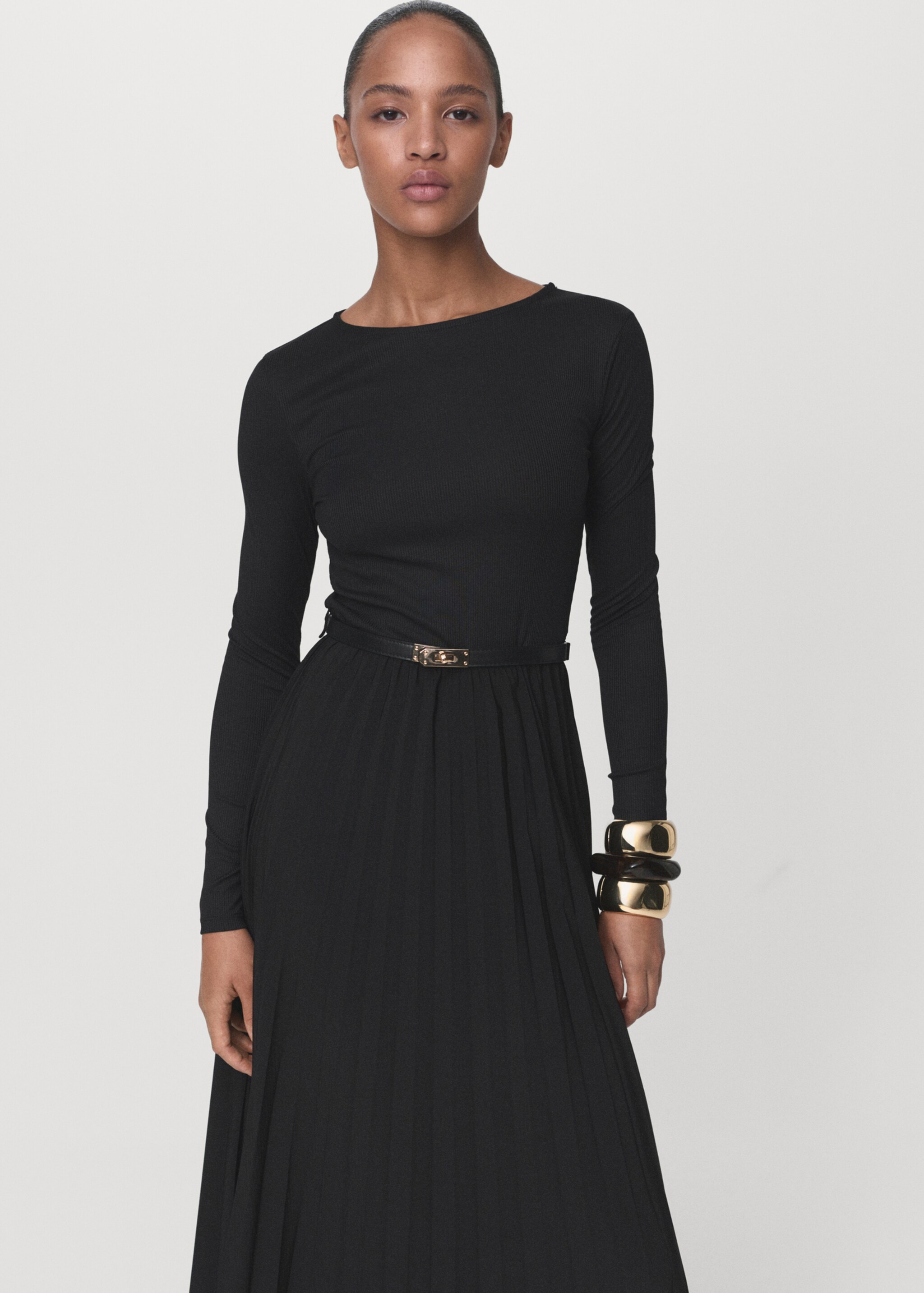 Pleated dress with belt - Medium plane, Black. Ref: 17056729-00.
