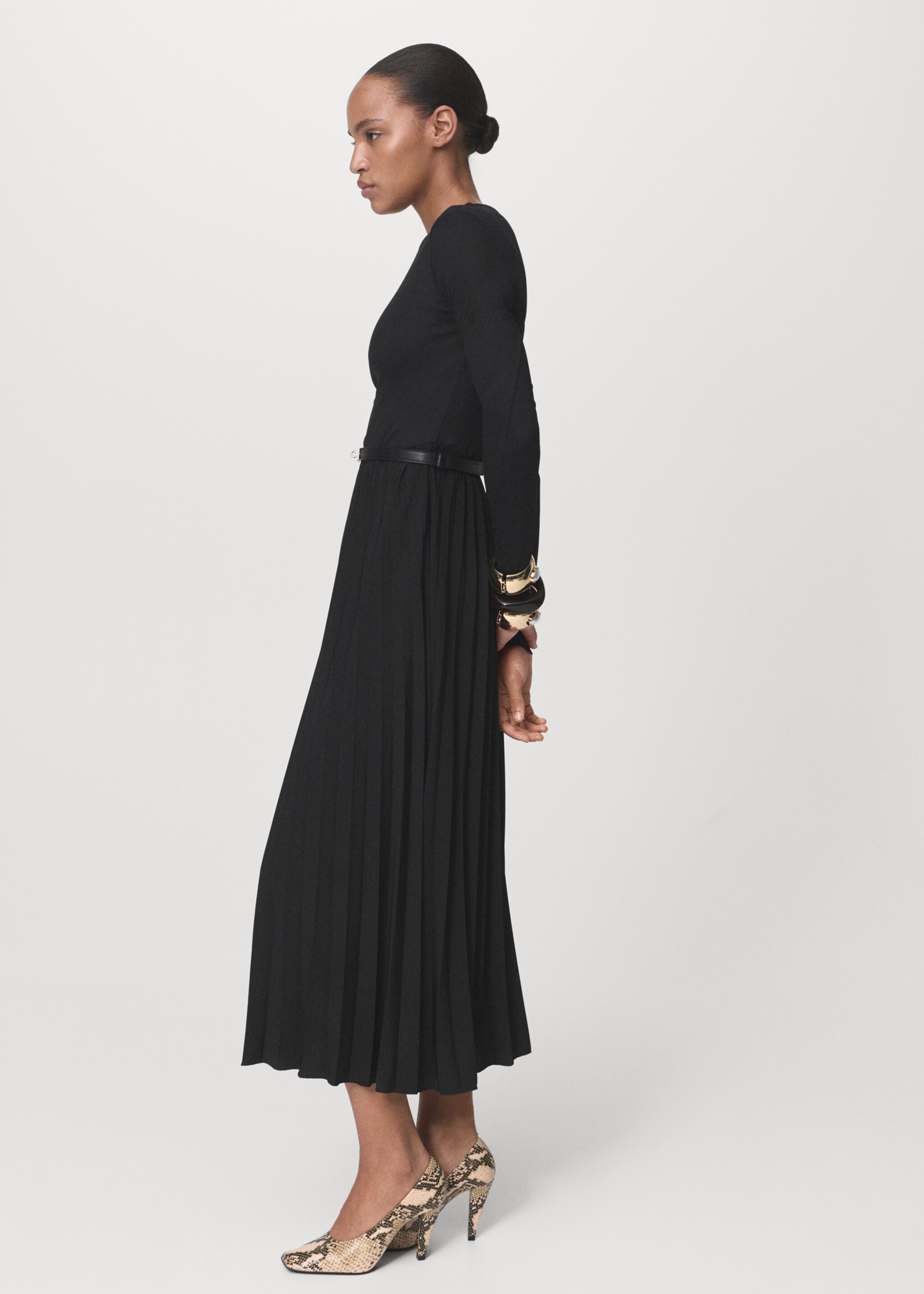 Pleated dress with belt - Details of the article 2, Black. Ref: 17056729-00.