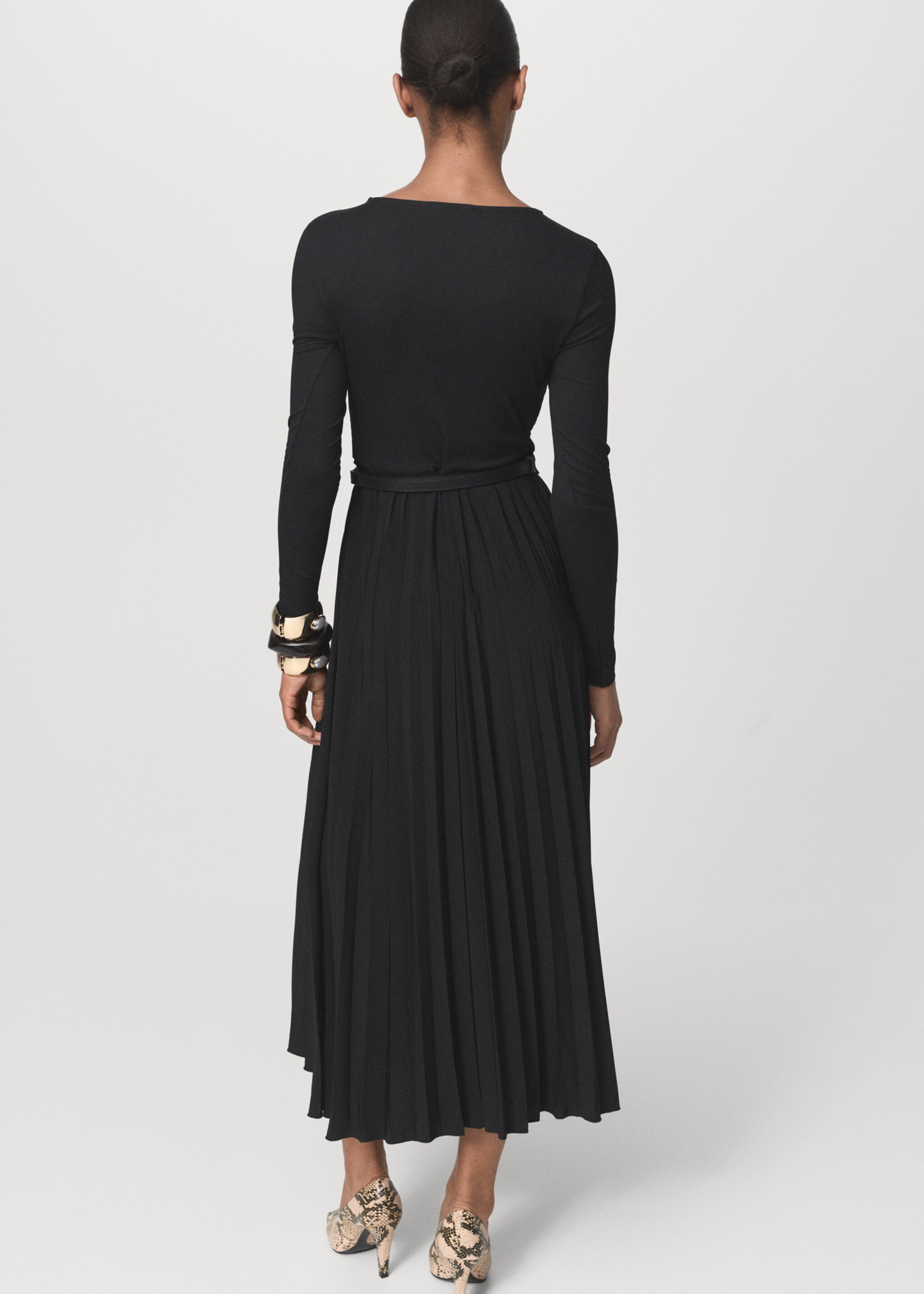 Pleated dress with belt - Reverse of the article, Black. Ref: 17056729-00.