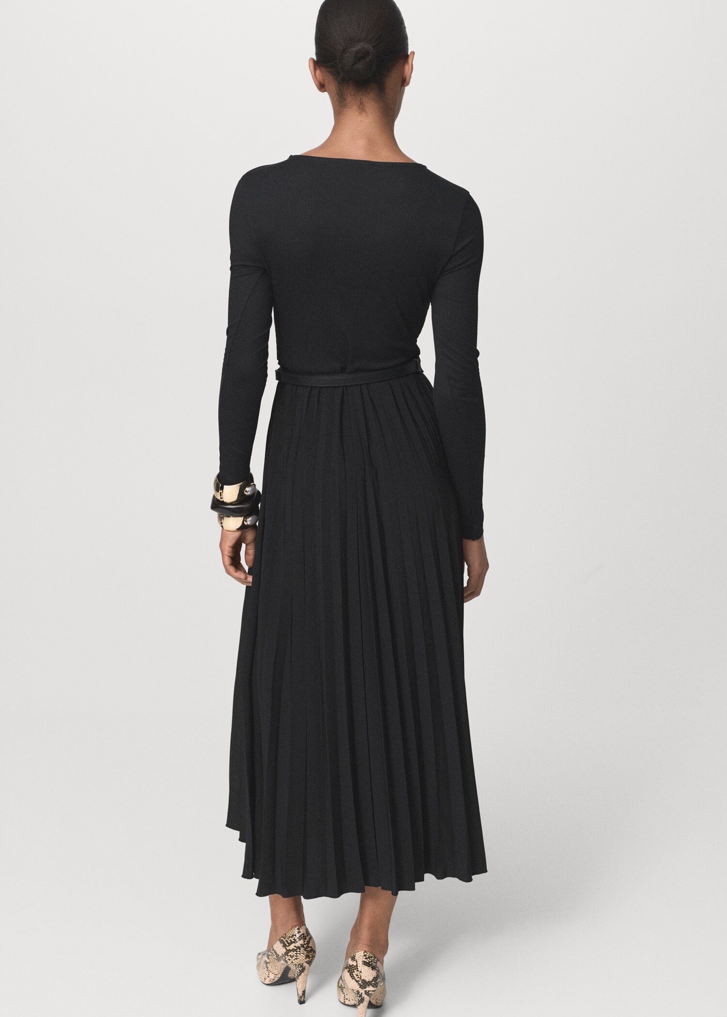 Pleated dress with belt - Reverse of the article