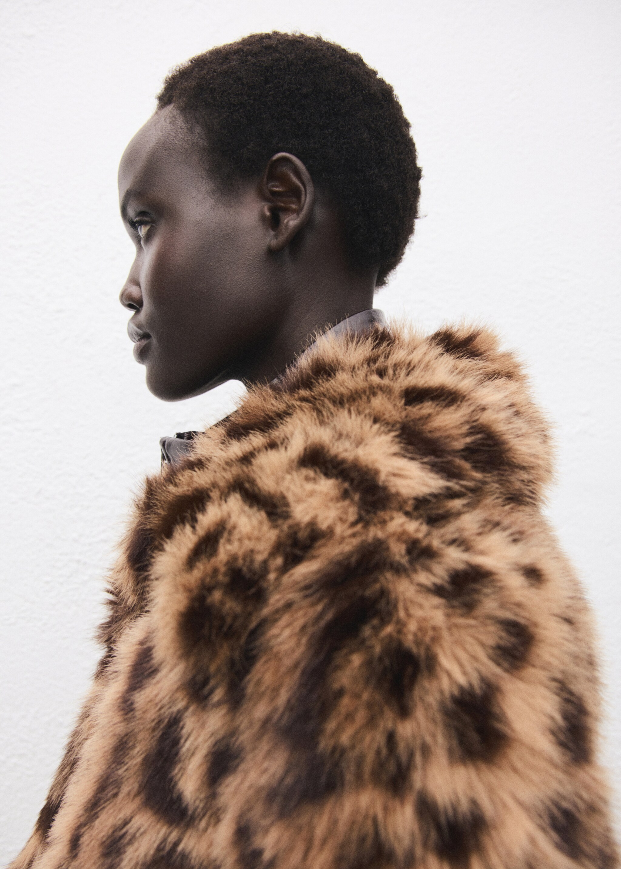 Fur-effect leopard-print coat - Details of the article 6, Medium Brown. Ref: 17056732-00.