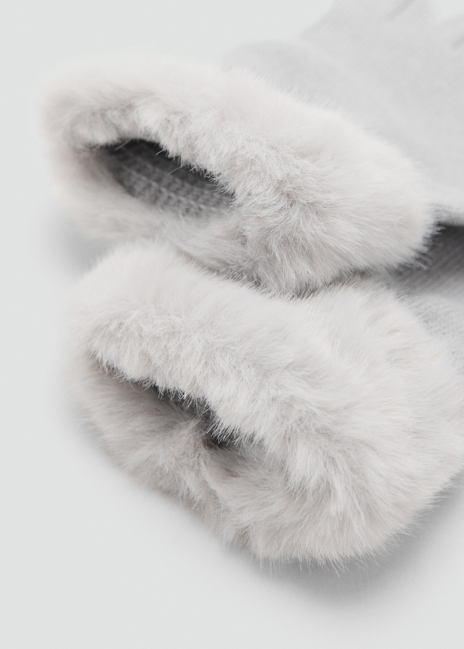 Combined hair gloves - Середній план