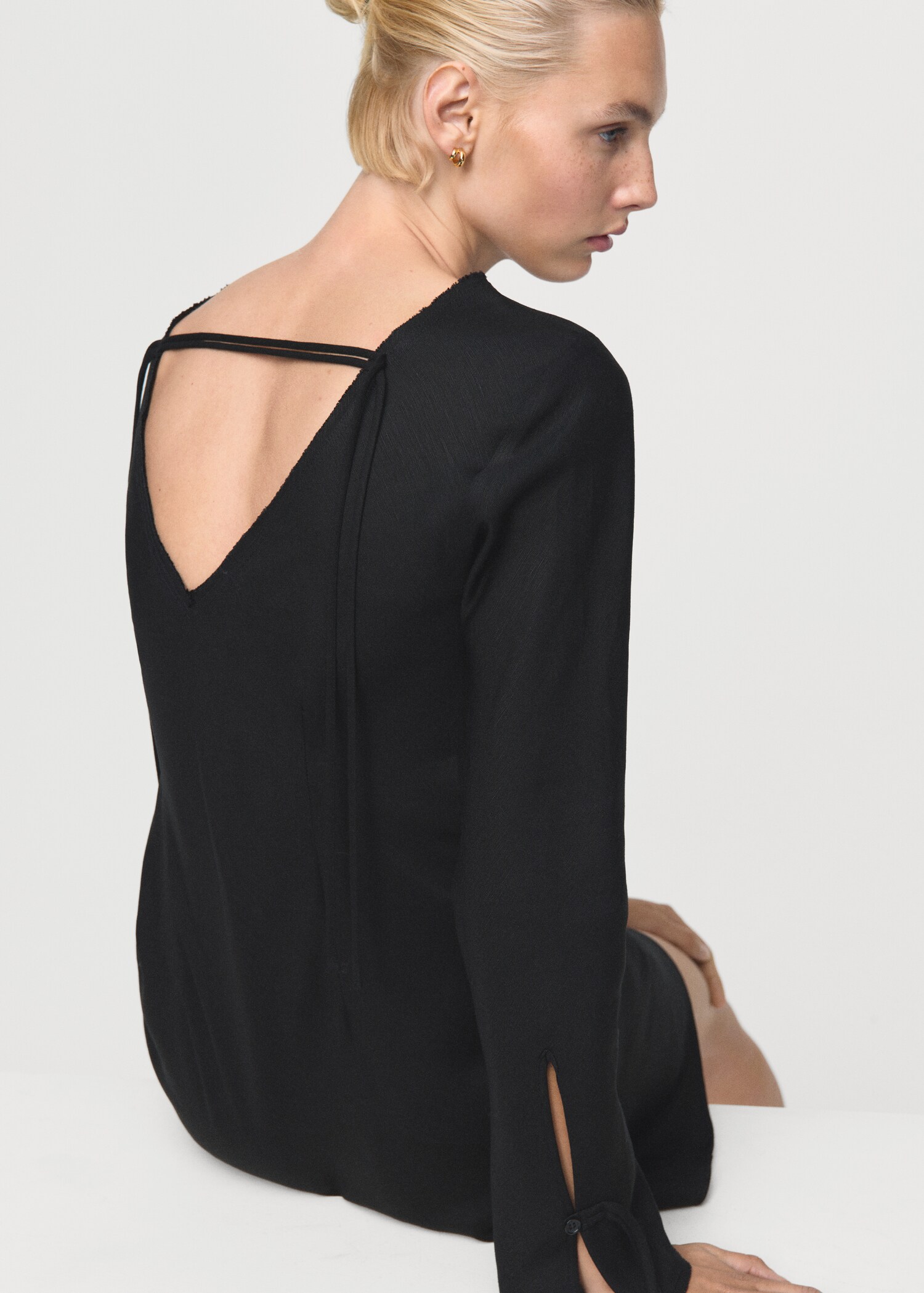 Linen dress with back opening - Details of the article 2