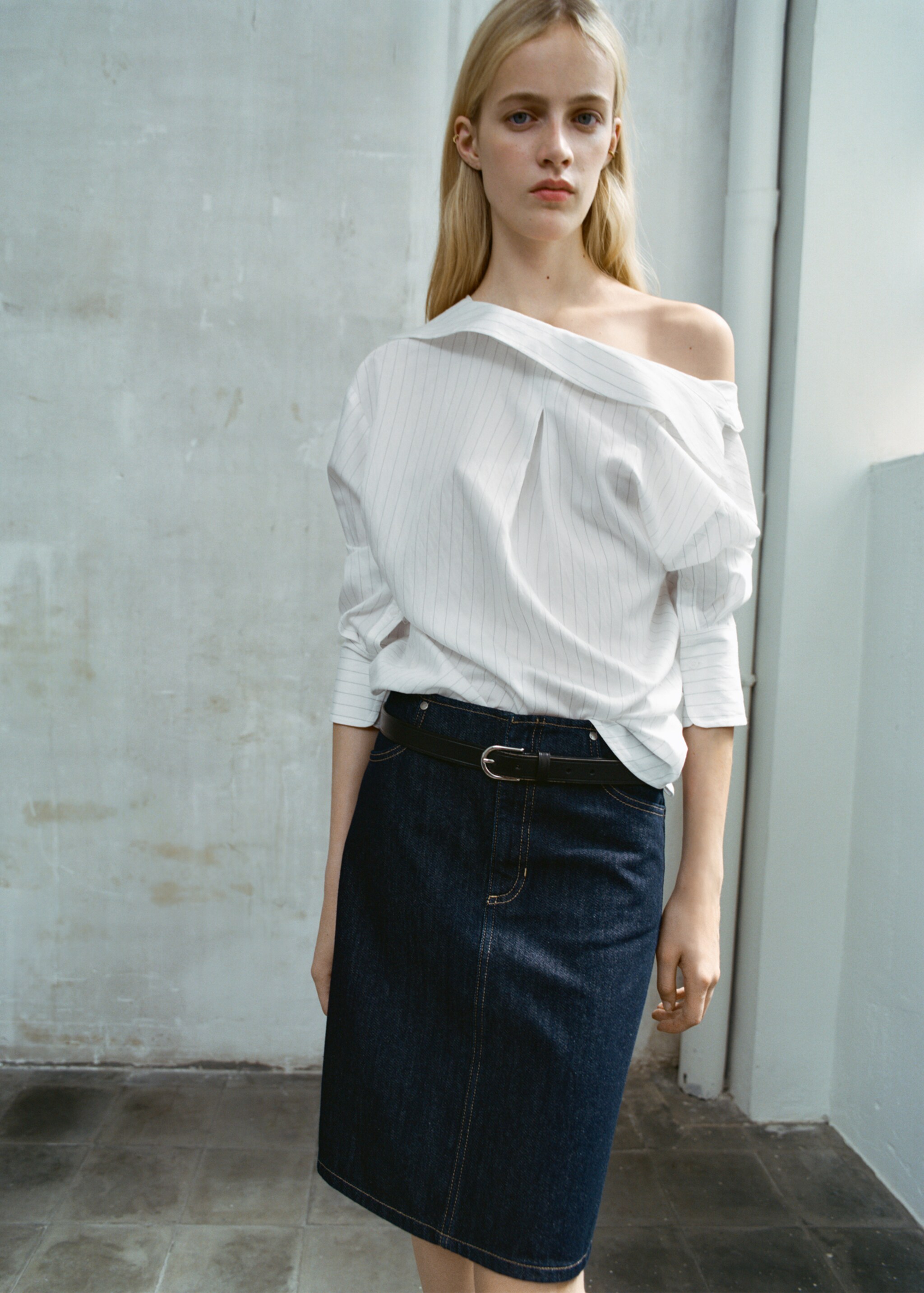 Midi denim skirt - Details of the article 2, Open Blue. Ref: 17056744-00.