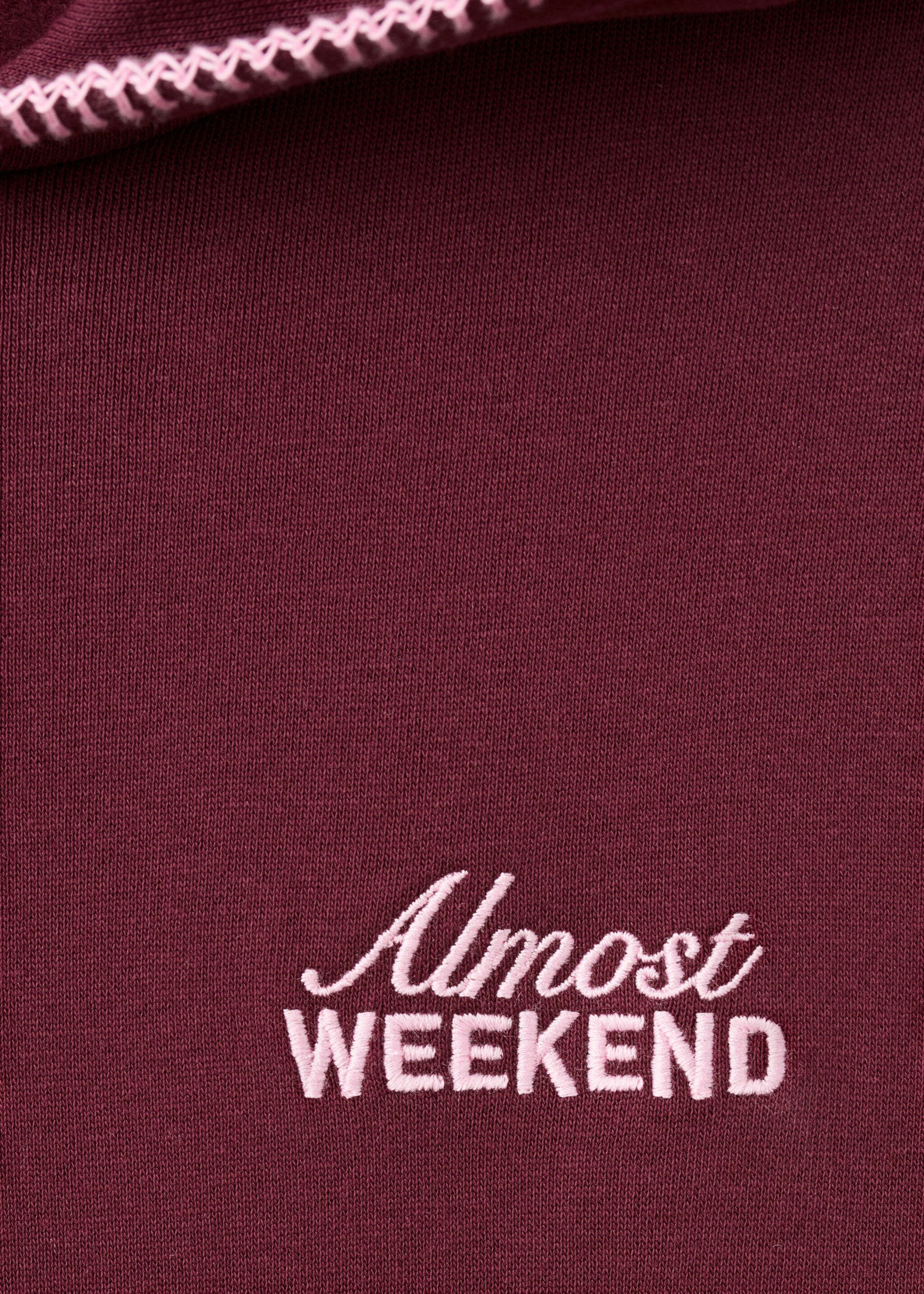 Sweat-shirt brodé capuche - Détail de l'article 8, Grenat. Ref: 17057761-00.