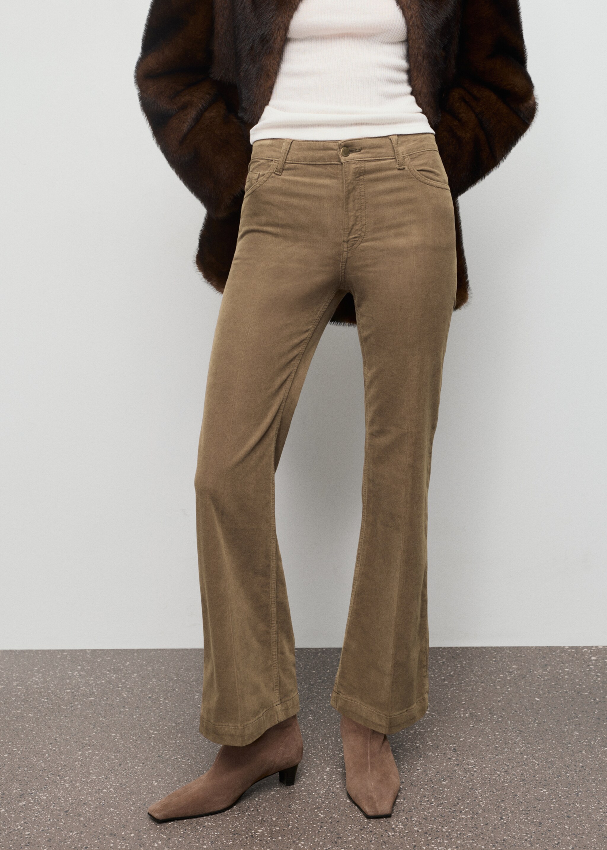 Flared-Jeans aus Cord - Mittlere Ansicht, Mittelbraun. Ref: 17057771-00.