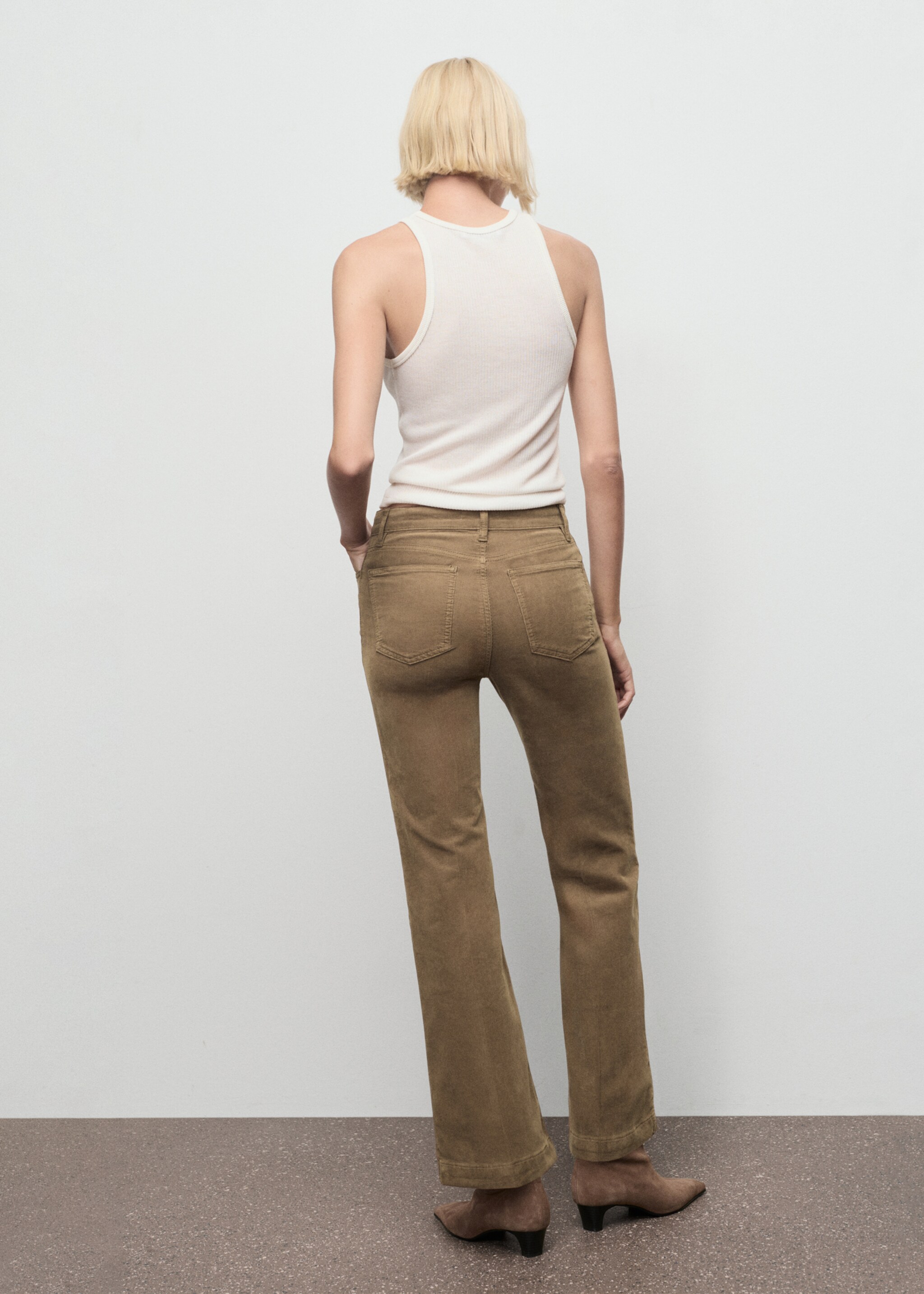 Flared-Jeans aus Cord - Rückseite des Artikels, Mittelbraun. Ref: 17057771-00.