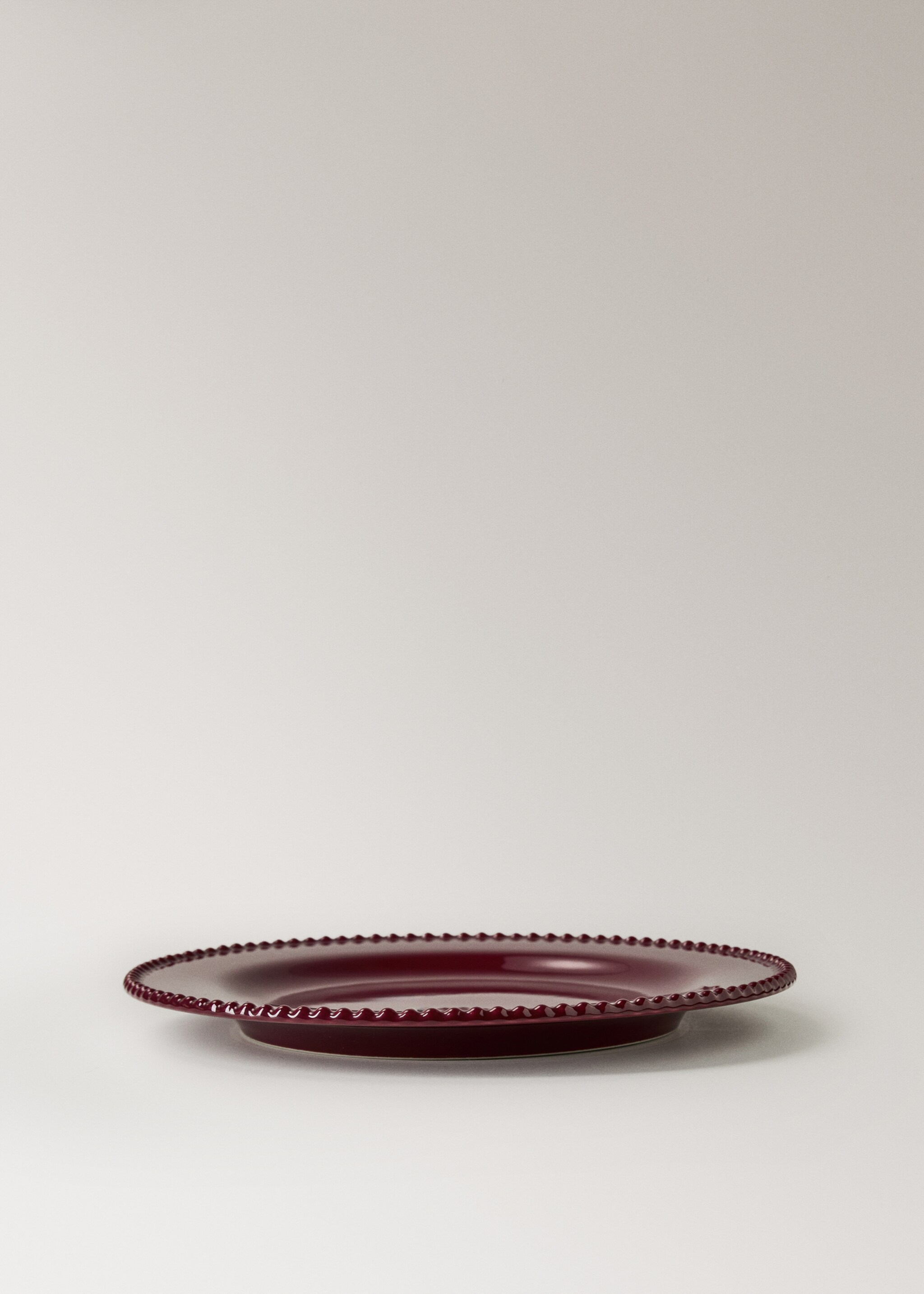 Ravni tanjur od reljefne kamenine - Detalji artikla 1, Crvena. Ref: 17057777-00.