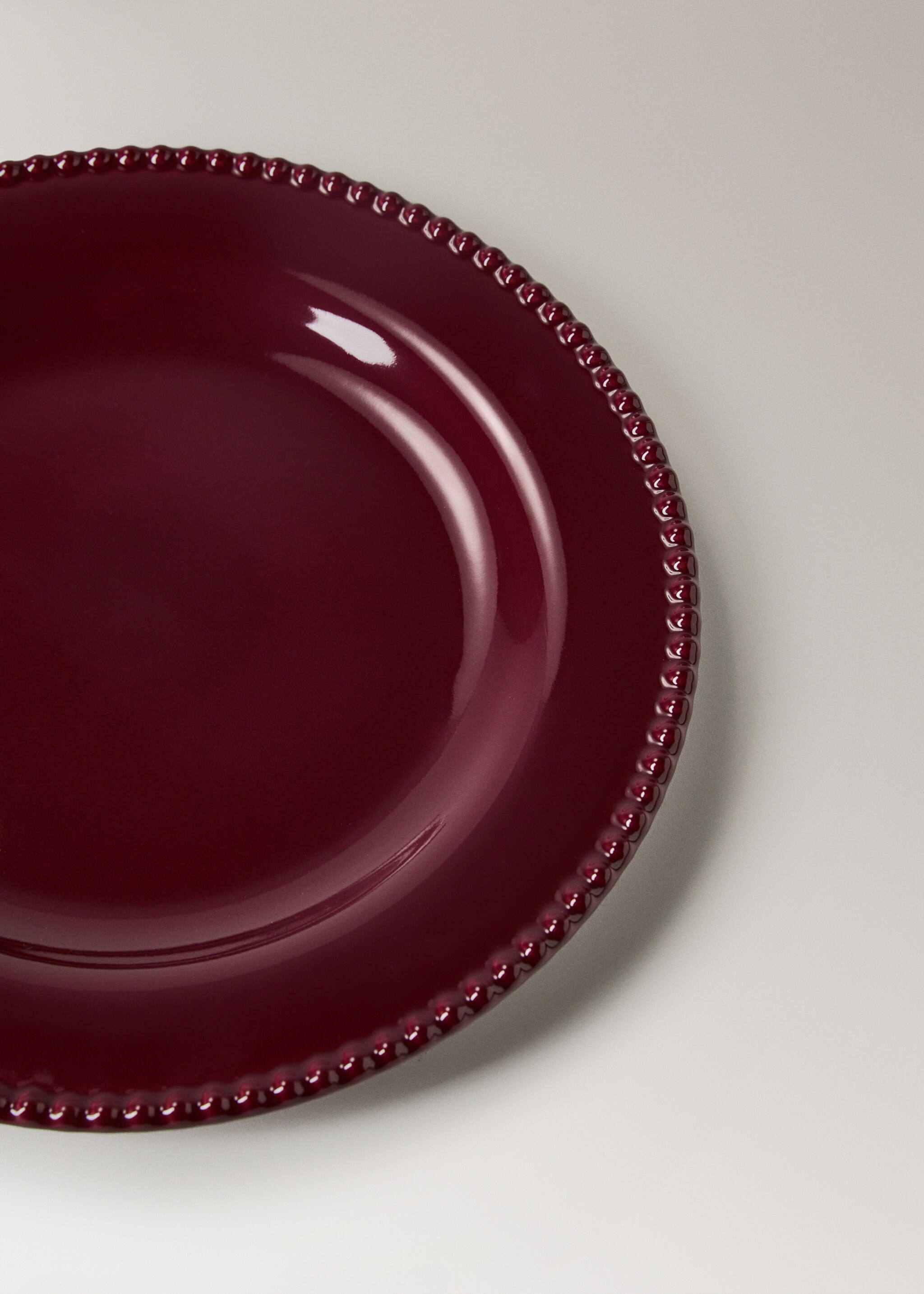 Ravni tanjur od reljefne kamenine - Detalji artikla 2, Crvena. Ref: 17057777-00.