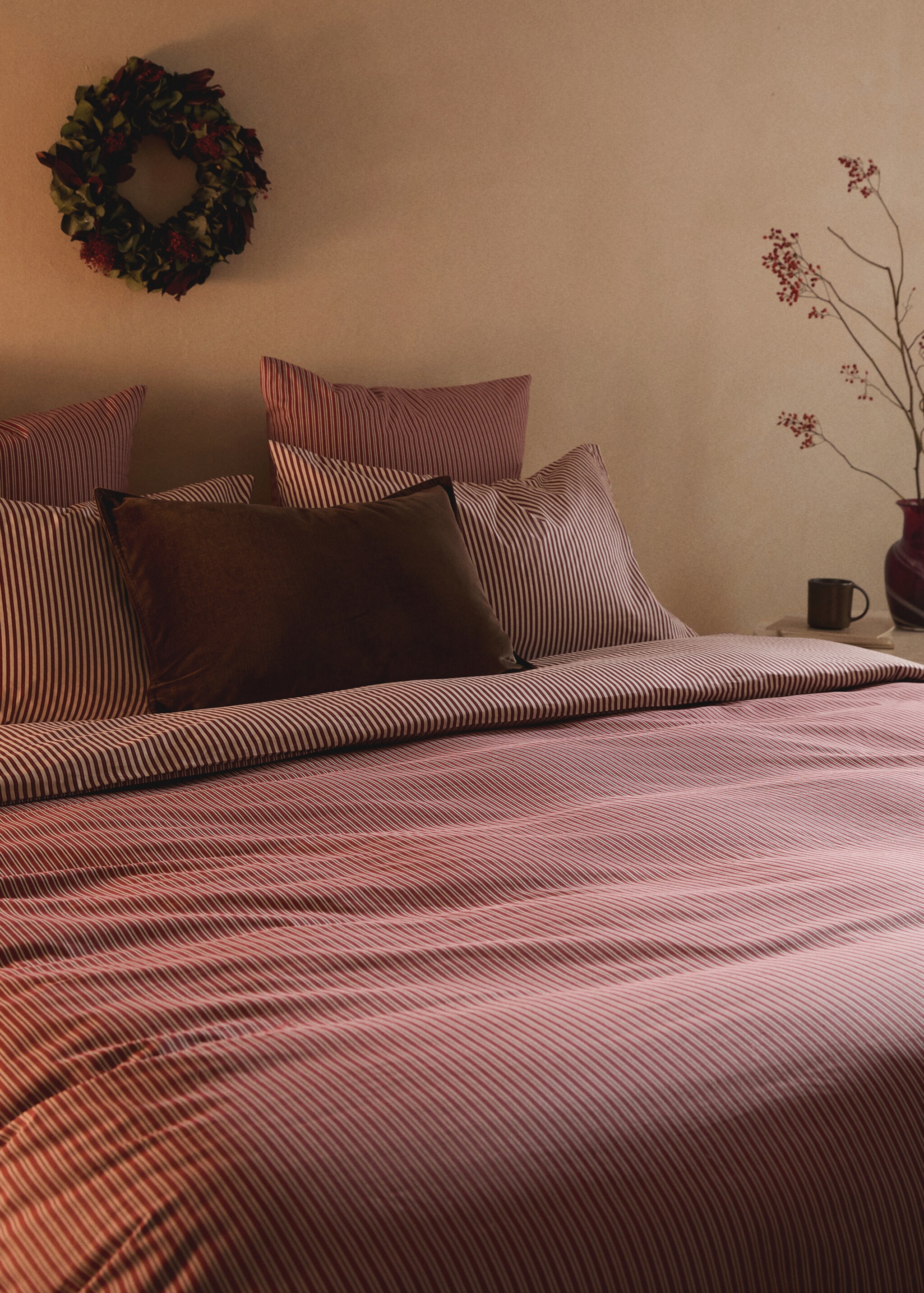 200-thread count percale cotton reversible striped duvet cover for 90cm bed - Details of the article 7, Maroon. Ref: 17057784-00.