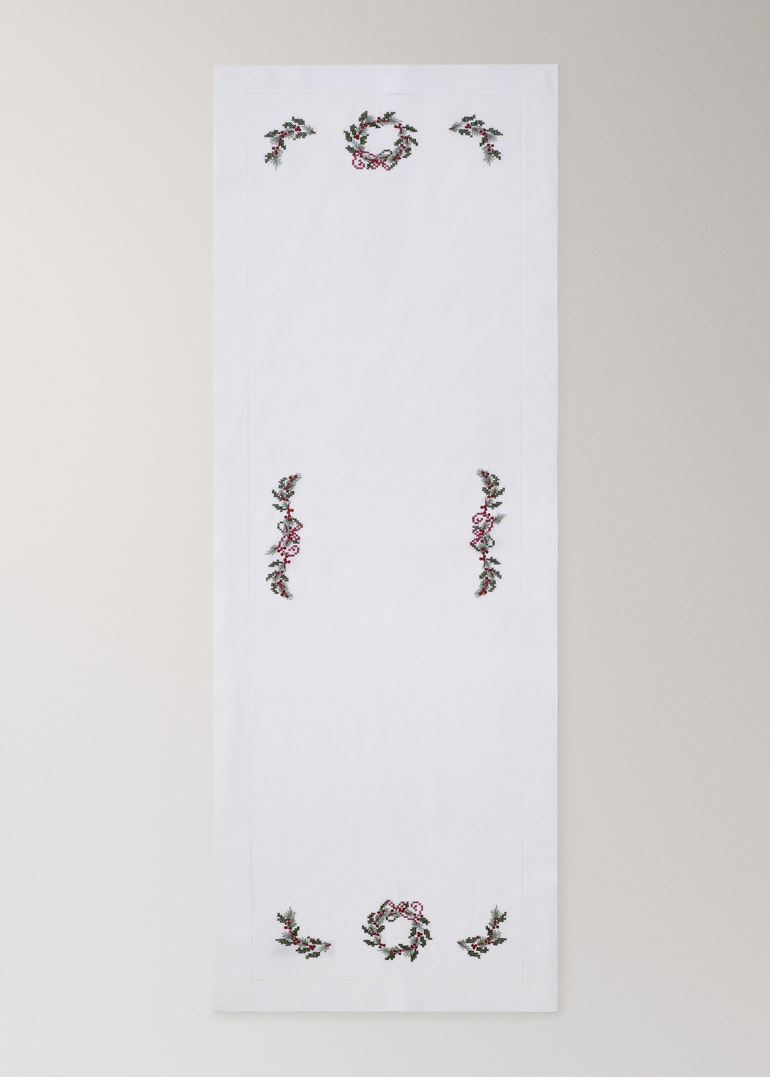 Embroidered linen Christmas table runner - Details of the article 2