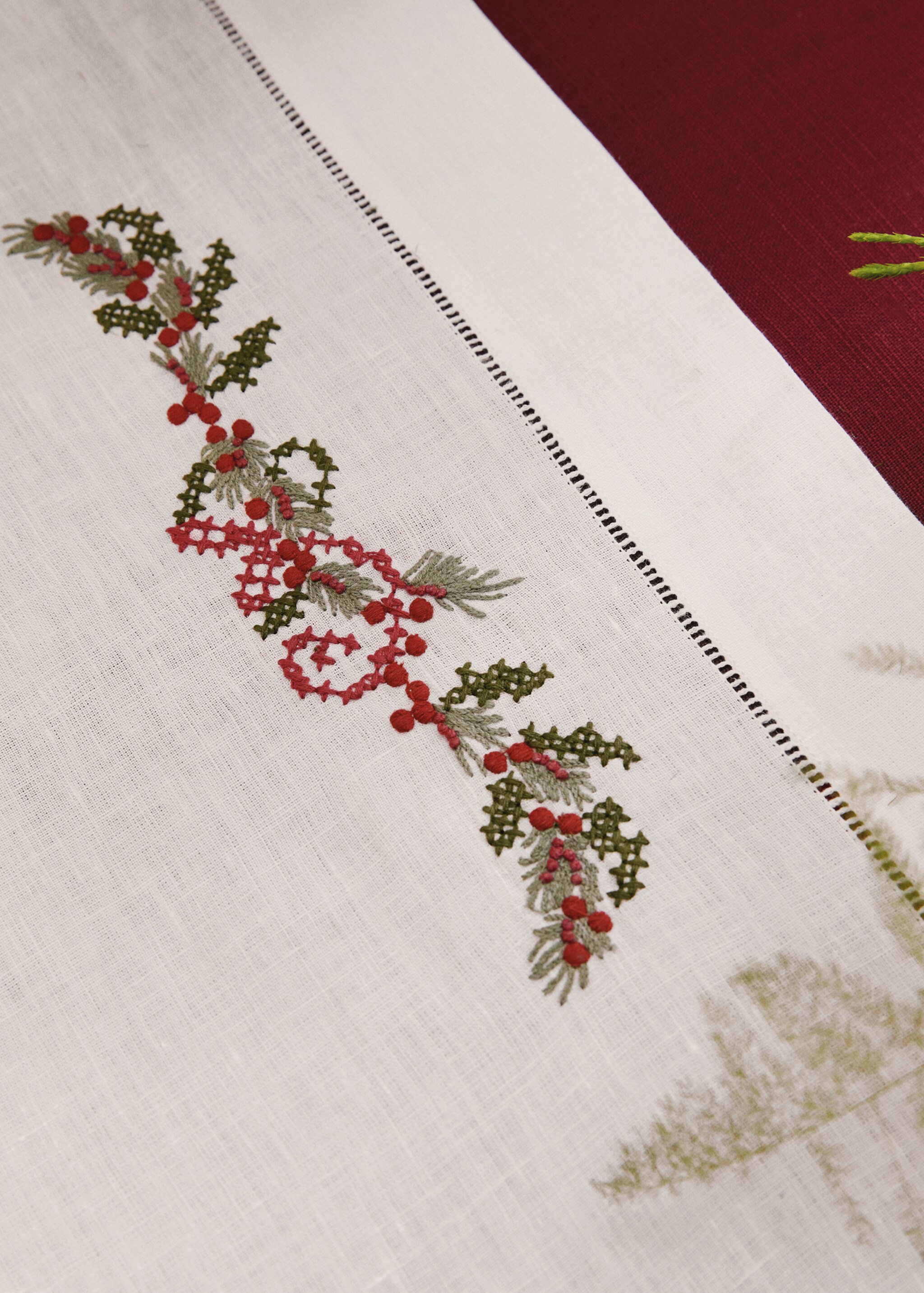 Embroidered linen Christmas table runner - Details of the article 7, White. Ref: 17057785-00.