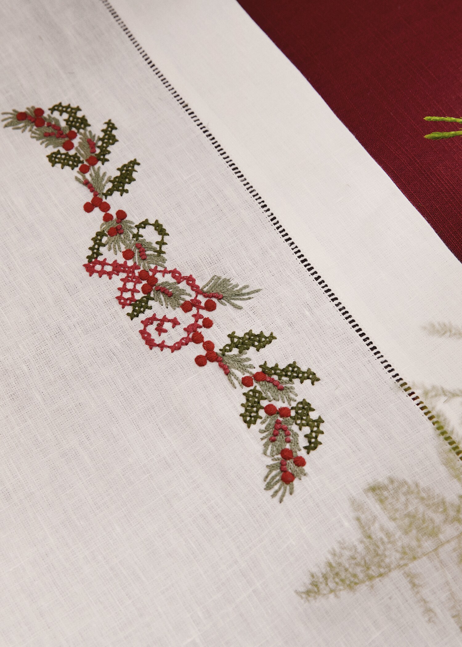 Embroidered linen Christmas table runner - Details of the article 7