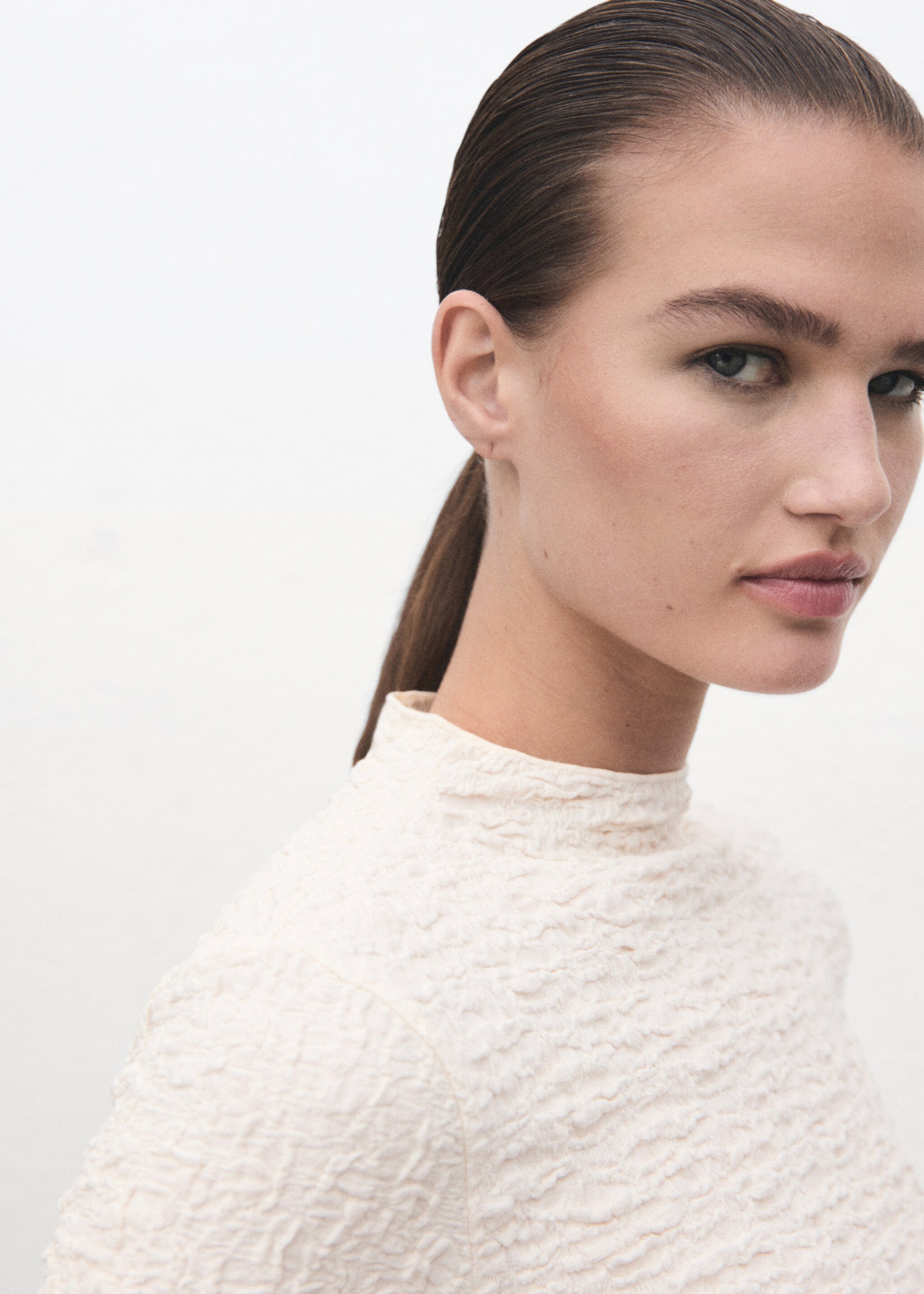 Textured crepe top - Details of the article 1, Ecru. Ref: 17057793-00.