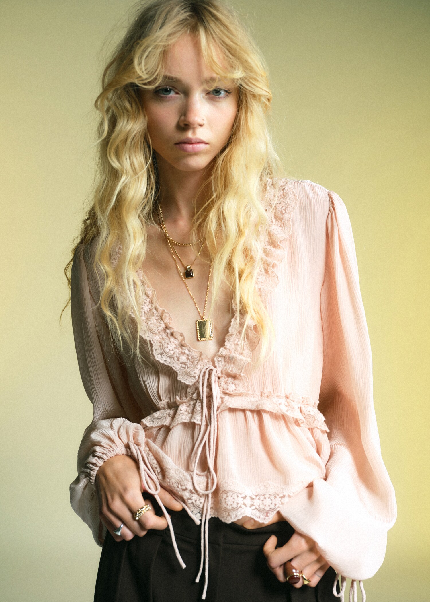 Blouse col en V en dentelle - Plan moyen