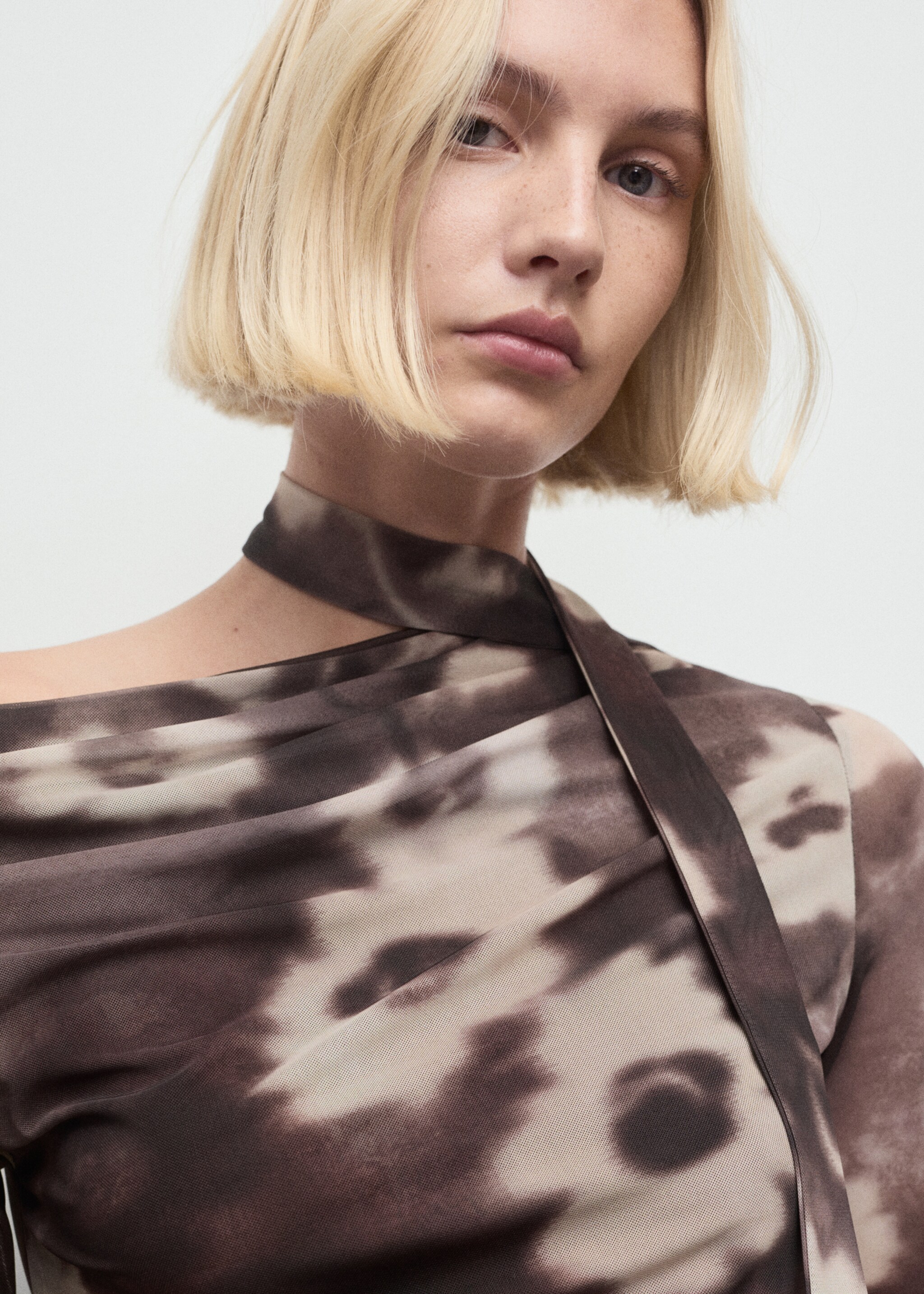 Floral scarf t-shirt - Details of the article 1, Brown. Ref: 17057816-00.