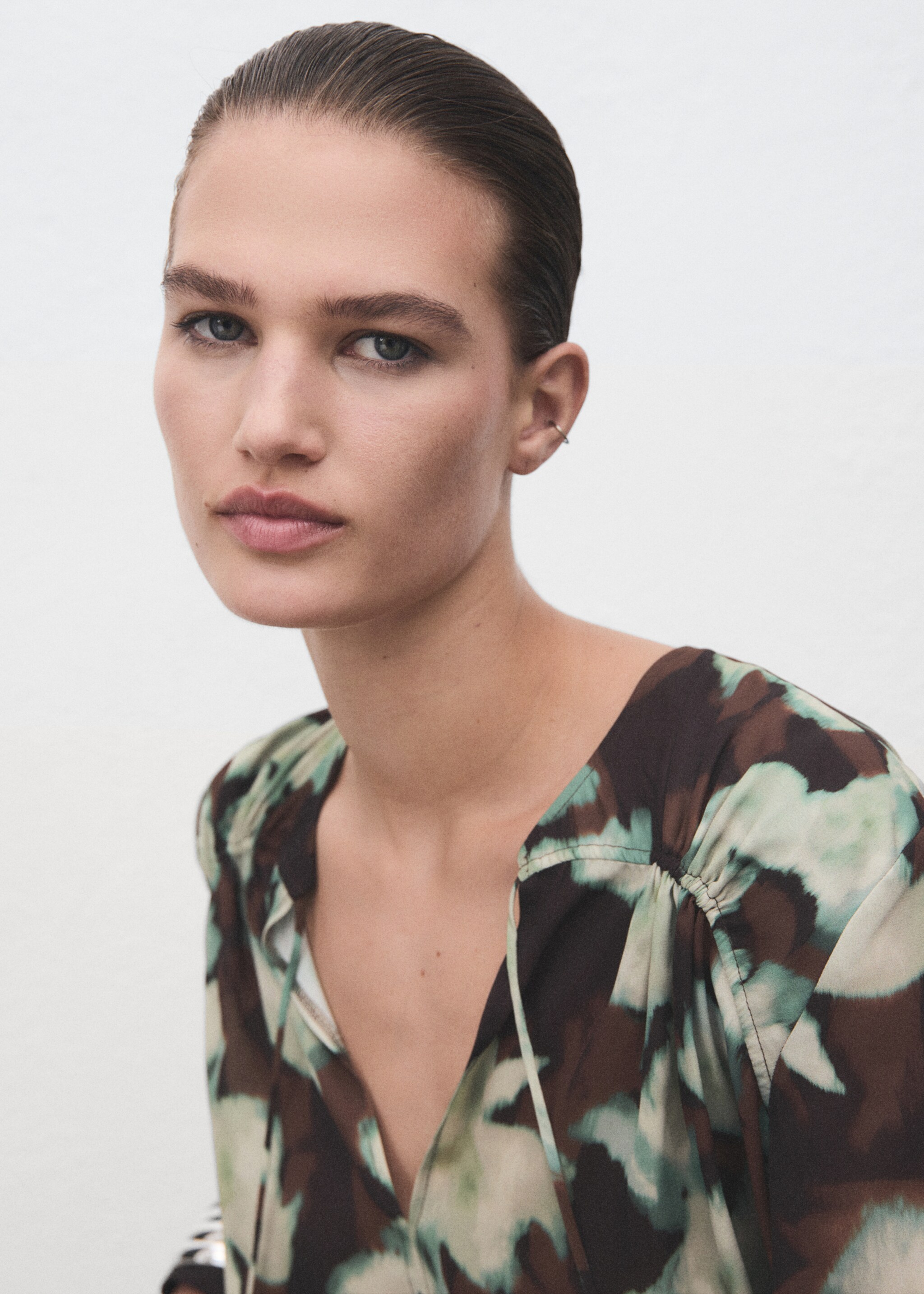 Chiffon blouse with bow neckline - Details of the article 1, Green. Ref: 17057818-00.